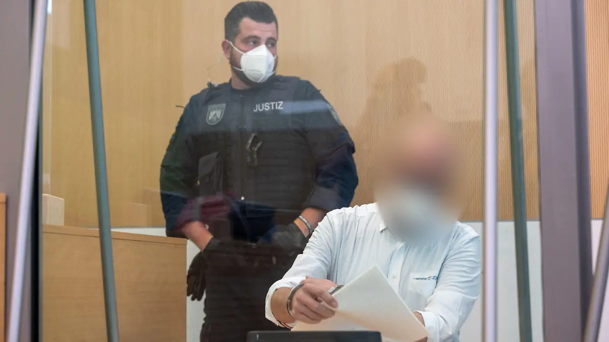 16.08.2022, Rheinland-Pfalz, Trier: Der Angeklagte im sogenannten Amokfahrerprozess sitzt vor der Urteilsverkündung im Gerichtssaal. Der Mann war am 1. Dezember 2020 in einem Auto durch die Innenstadt gerast und hat dabei fünf Menschen getötet. Er wurde zu einer lebenslangen Freiheitsstrafe verurteilt. Das Gericht stellte zudem die besondere Schwere der Schuld fest und ordnete die Unterbringung des Mannes in einem geschlossenen psychiatrischen Krankenhaus an. Foto: Harald Tittel/dpa-Pool/dpa - ACHTUNG: Person(en) wurde(n) aus rechtlichen Gründen gepixelt +++ dpa-Bildfunk +++