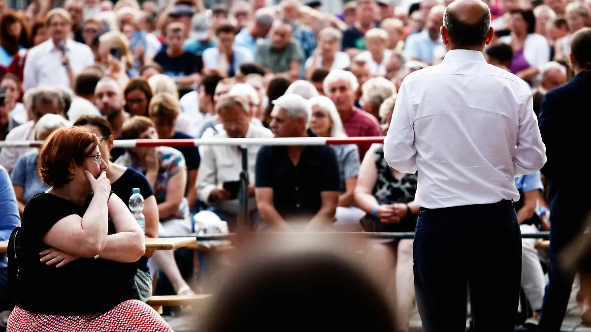 17.08.2022, Brandenburg, Neuruppin: Bundeskanzler Olaf Scholz (SPD, r) bei einer Dialogveranstaltung mit Bürgerinnen und Bürgern. Foto: Carsten Koall/dpa +++ dpa-Bildfunk +++