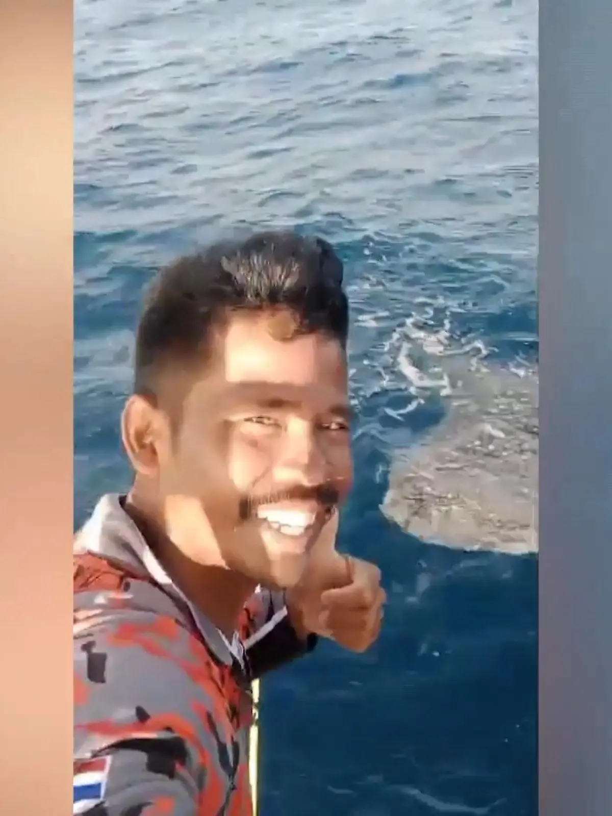 Das ist mal eine besondere Begegnung! Und ein thailändischer Fischer hatte die Ehre. Denn dieser Walhai hatte keine Scheu davor, auf  Tuchfühlung zu gehen. Er kam sogar so nah an das Boot, dass er sich streicheln lässt.
Walhaie können bis zu zehn Meter lang werden und sind, auch wenn sie zu der Art der Haie gehören, sehr friedliche Tiere. Ihr Hauptbeute: Plankton.
Den gabs beim Fischer leider nicht an Bord - dafür aber eine kleine Streicheleinheit zwischendurch...