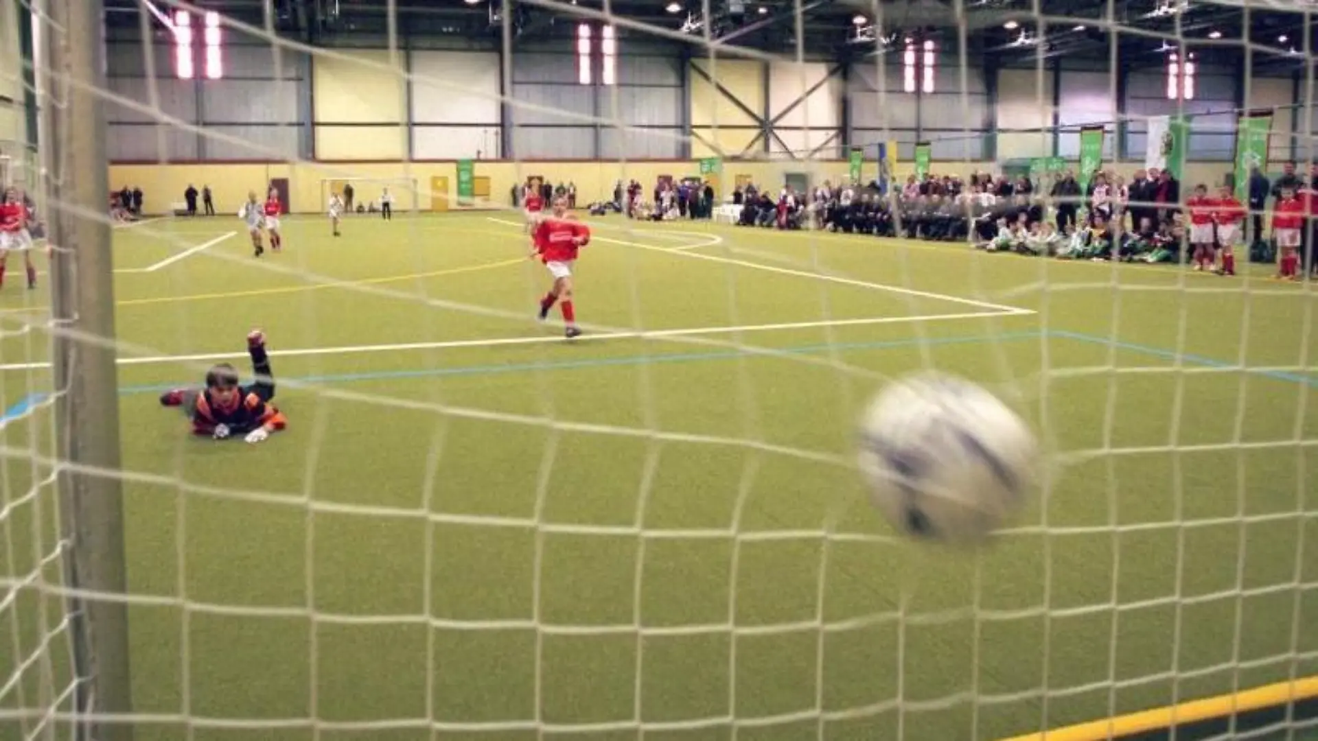 Beim Fußball machen Kinder viele Sprints. Das stärkt ihre Knochen. Foto: Bernd Settnik