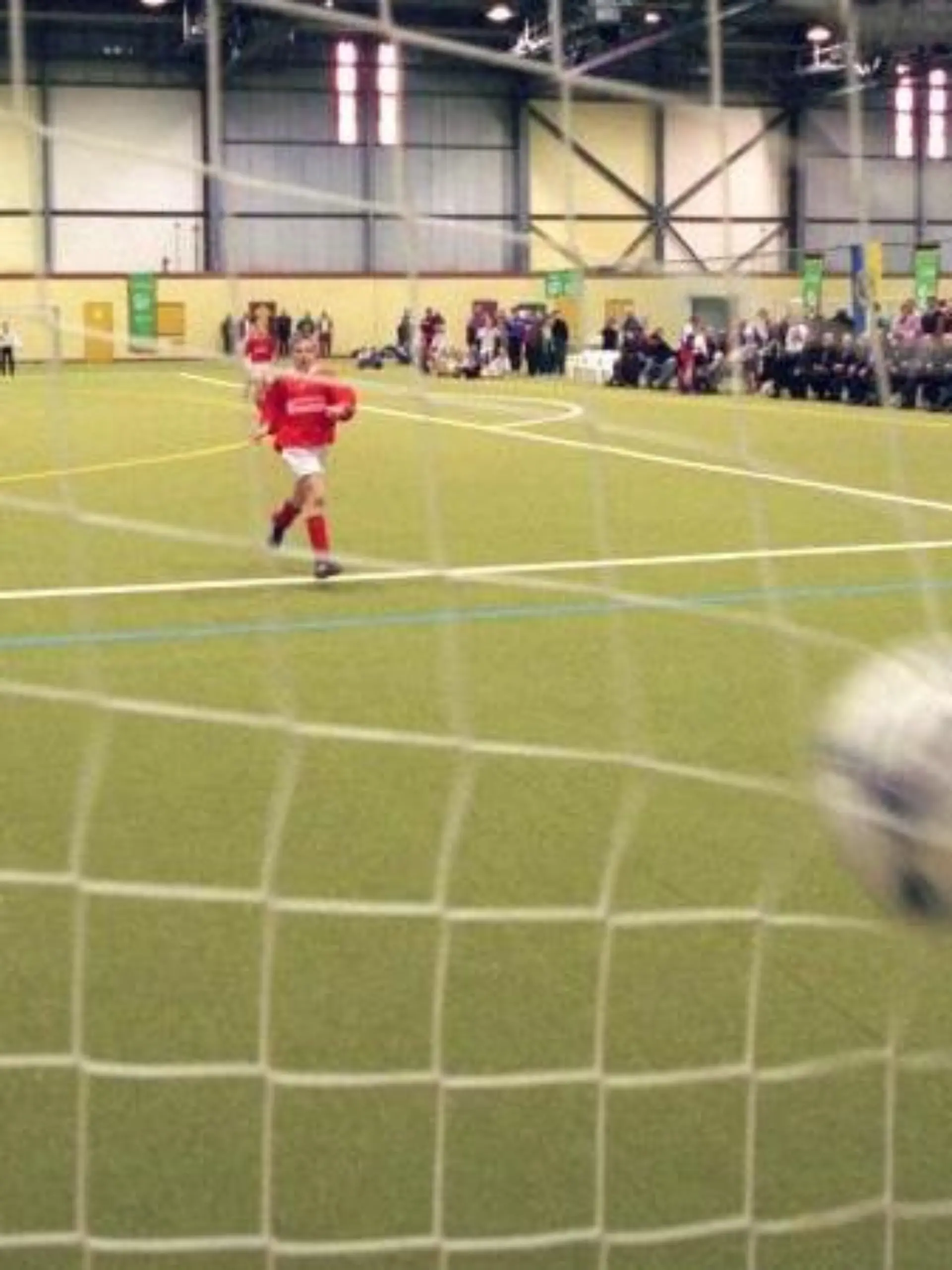 Beim Fußball machen Kinder viele Sprints. Das stärkt ihre Knochen. Foto: Bernd Settnik