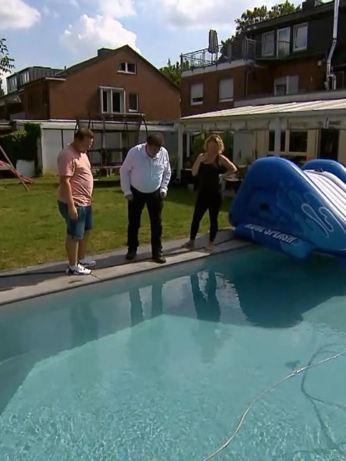 Am 12. August waren zahlreiche Sternschnuppen am Himmel zu sehen. Eine davon schlug offenbar im Pool von Markus und Maria-Christin Roßkothen ein. Das Paar fand mehrere Steinchen im Filter ihres Pools.