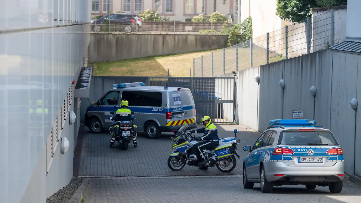 16.08.2022, Rheinland-Pfalz, Trier: In einem Transporter wird der Angeklagte im sogenannten Amokfahrerprozess in das Landgericht gebracht. Der Mann war am 1. Dezember 2020 in einem Auto durch die Innenstadt gerast und hat dabei fünf Menschen getötet. Er wurde zu einer lebenslangen Freiheitsstrafe verurteilt. Das Gericht stellte zudem die besondere Schwere der Schuld fest und ordnete die Unterbringung des Mannes in einem geschlossenen psychiatrischen Krankenhaus an. Foto: Harald Tittel/dpa +++ dpa-Bildfunk +++