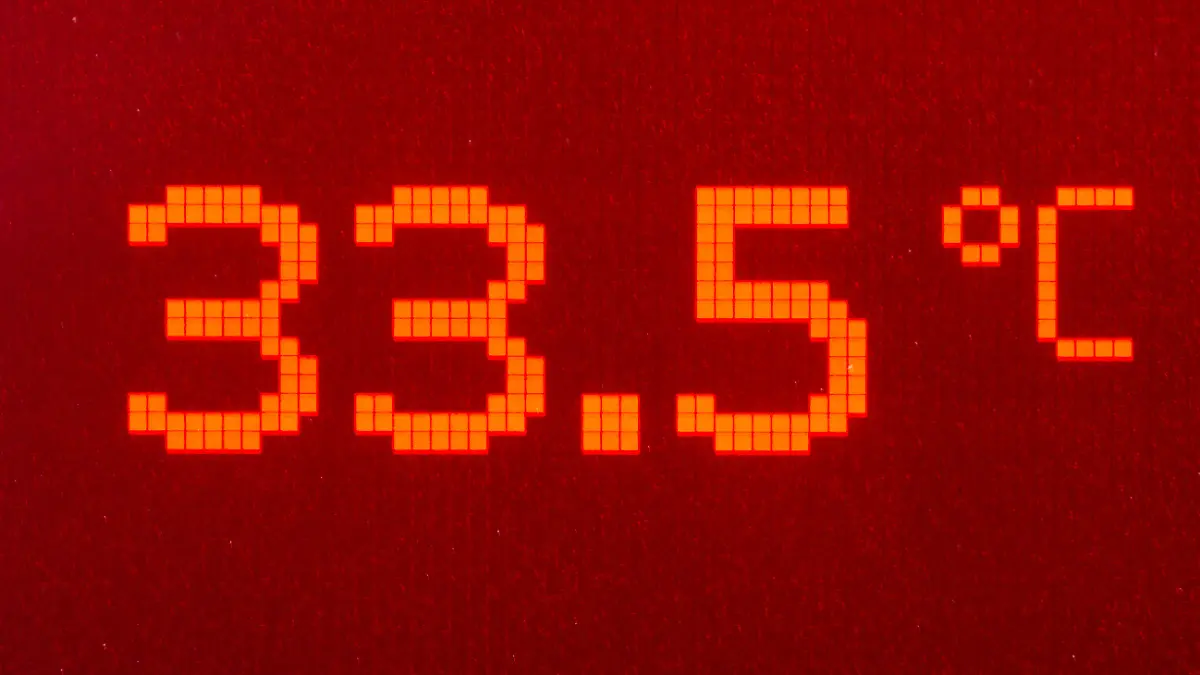 Die Digitalanzeige eines Autos zeigt am Donnerstag (02.08.2012) in Brandenburg 33,5 Grad Celsius Außentemperatur an. Für den Abend haben die Meteorologen Gewitter in weiten Teilen von Brandenburg vorher gesagt. Foto: Patrick Pleul dpa/lbn  +++(c) dpa - Bildfunk+++