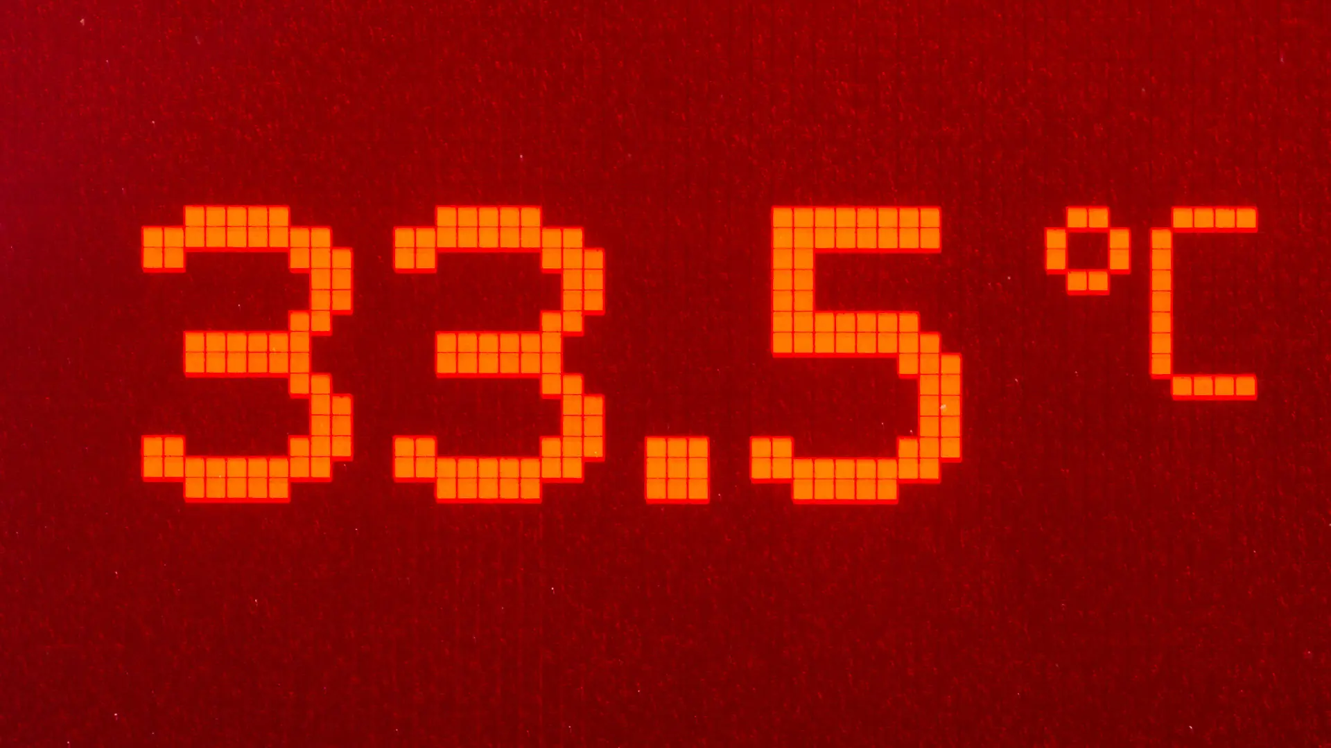 Die Digitalanzeige eines Autos zeigt am Donnerstag (02.08.2012) in Brandenburg 33,5 Grad Celsius Außentemperatur an. Für den Abend haben die Meteorologen Gewitter in weiten Teilen von Brandenburg vorher gesagt. Foto: Patrick Pleul dpa/lbn +++(c) dpa - Bildfunk+++