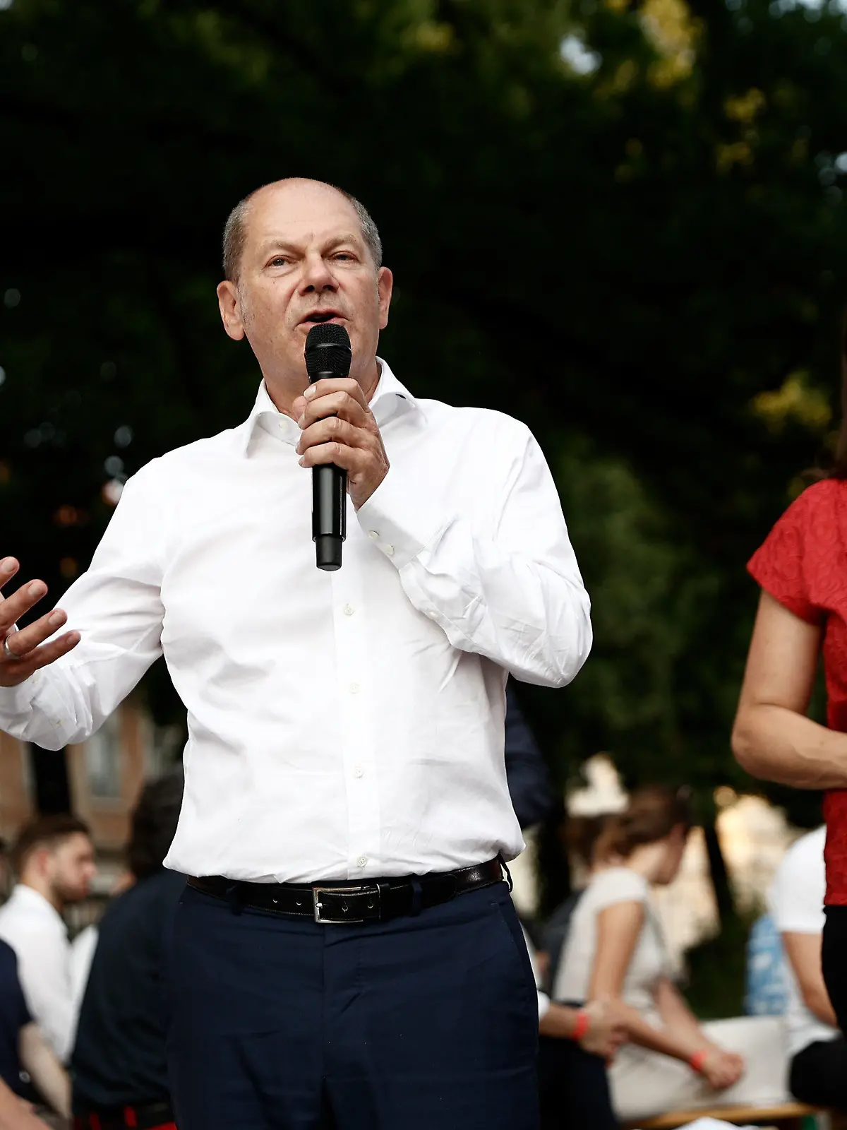 17.08.2022, Brandenburg, Neuruppin: Bundeskanzler Olaf Scholz (SPD) bei einer Dialogveranstaltung zusammen mit Wiebke Papenbrock (r, SPD), Bundestagsabgeordnete für Ostprignitz-Ruppin, Prignitz und das nördliche Havelland, mit Bürgerinnen und Bürgern. Foto: Carsten Koall/dpa +++ dpa-Bildfunk +++