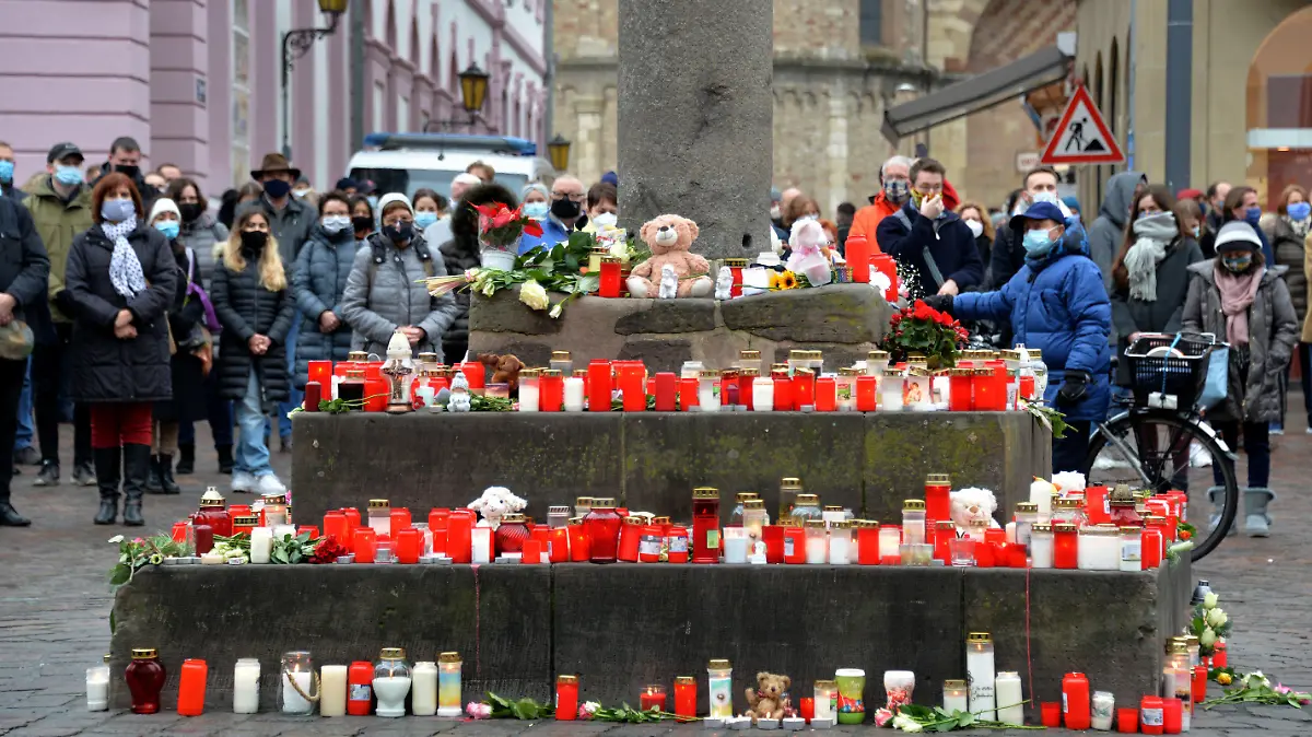 03.12.2020, Rheinland-Pfalz, Trier: Menschen stehen bei einer Schweigeminute zum Gedenken der Opfer nach der Amokfahrt von Trier mit Toten und Verletzten um genau die Uhrzeit, zu der ein 51-jähriger Mann am Dienstag durch die Fußgängerzone gerast ist. In ganz Trier läuteten die Kirchenglocken. Foto: Harald Tittel/dpa +++ dpa-Bildfunk +++