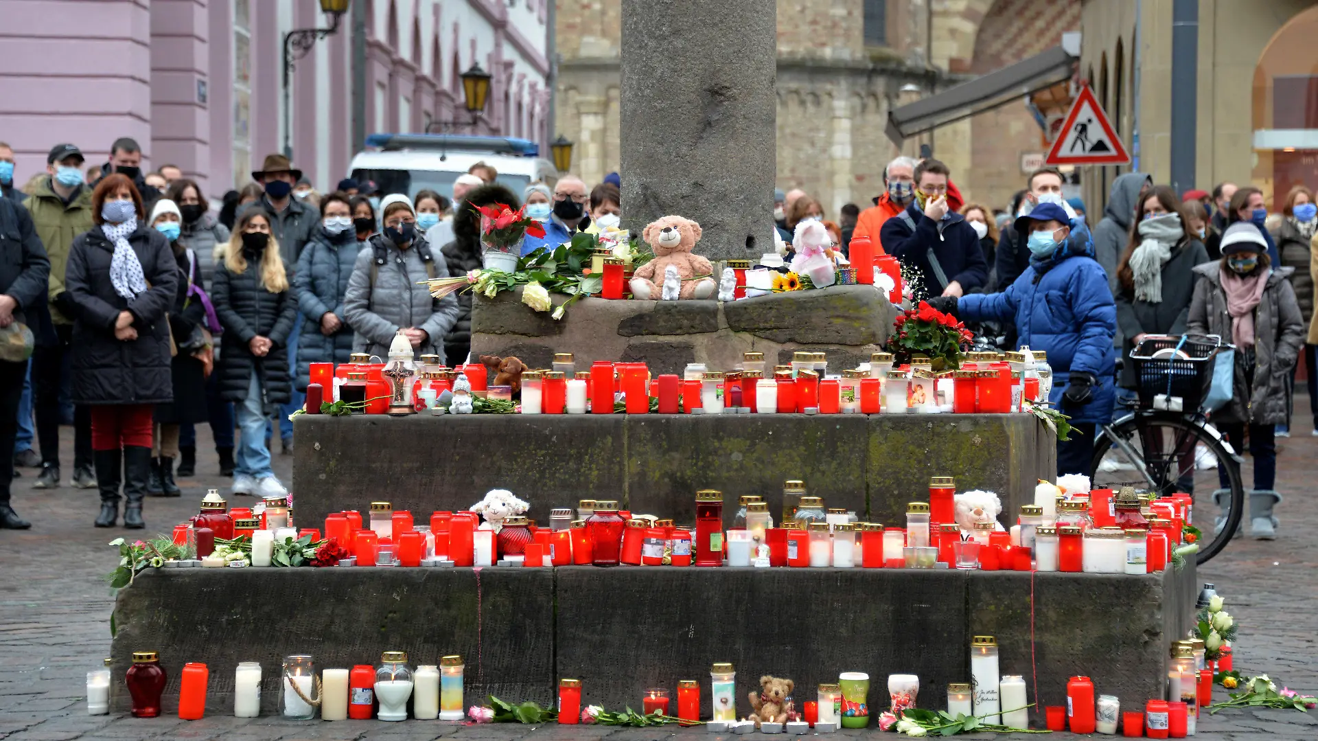 03.12.2020, Rheinland-Pfalz, Trier: Menschen stehen bei einer Schweigeminute zum Gedenken der Opfer nach der Amokfahrt von Trier mit Toten und Verletzten um genau die Uhrzeit, zu der ein 51-jähriger Mann am Dienstag durch die Fußgängerzone gerast ist. In ganz Trier läuteten die Kirchenglocken. Foto: Harald Tittel/dpa +++ dpa-Bildfunk +++