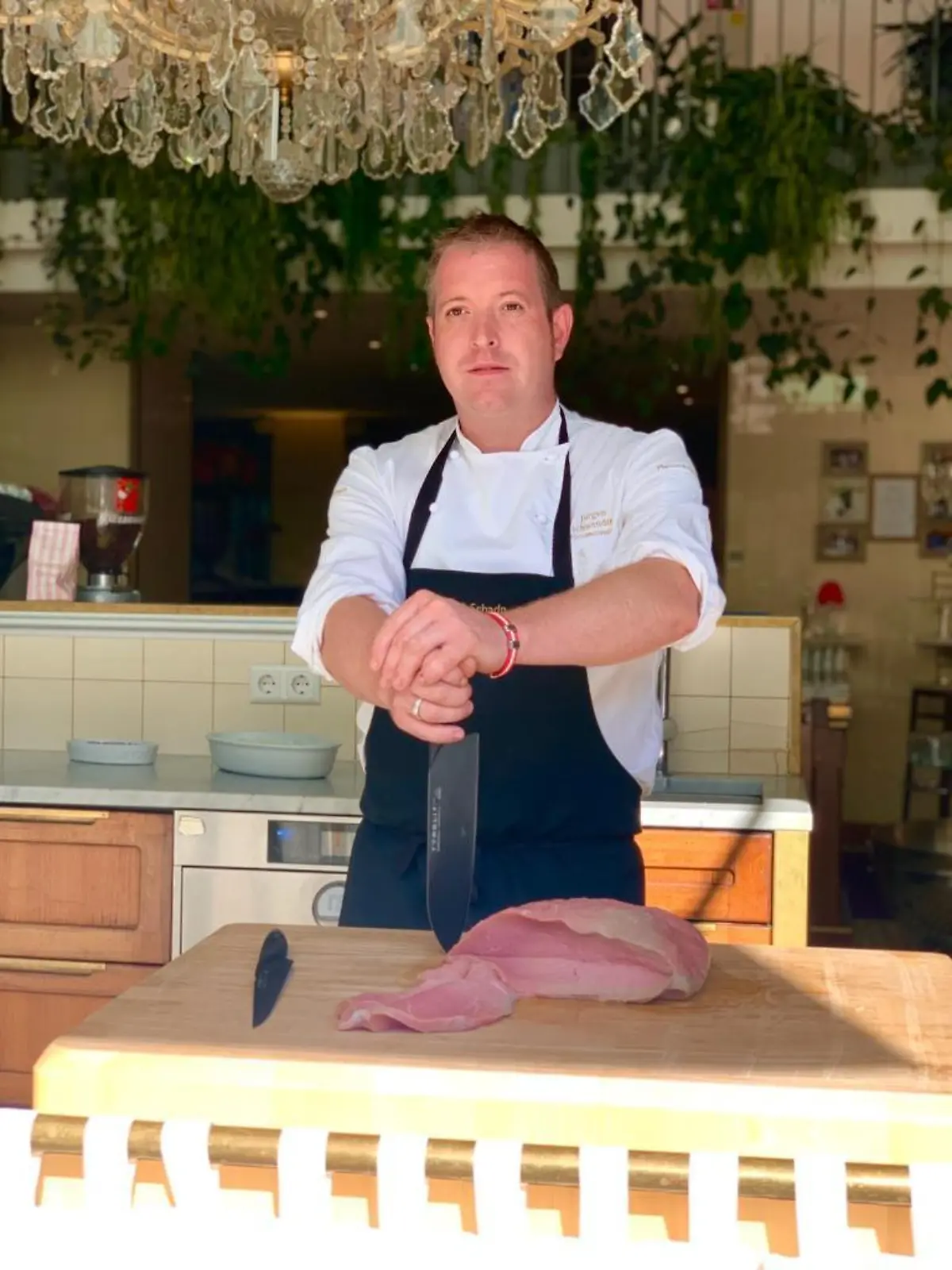 Küchendirektor Jürgen Gschwendtner bei der Zubereitung eines Wiener Schnitzels