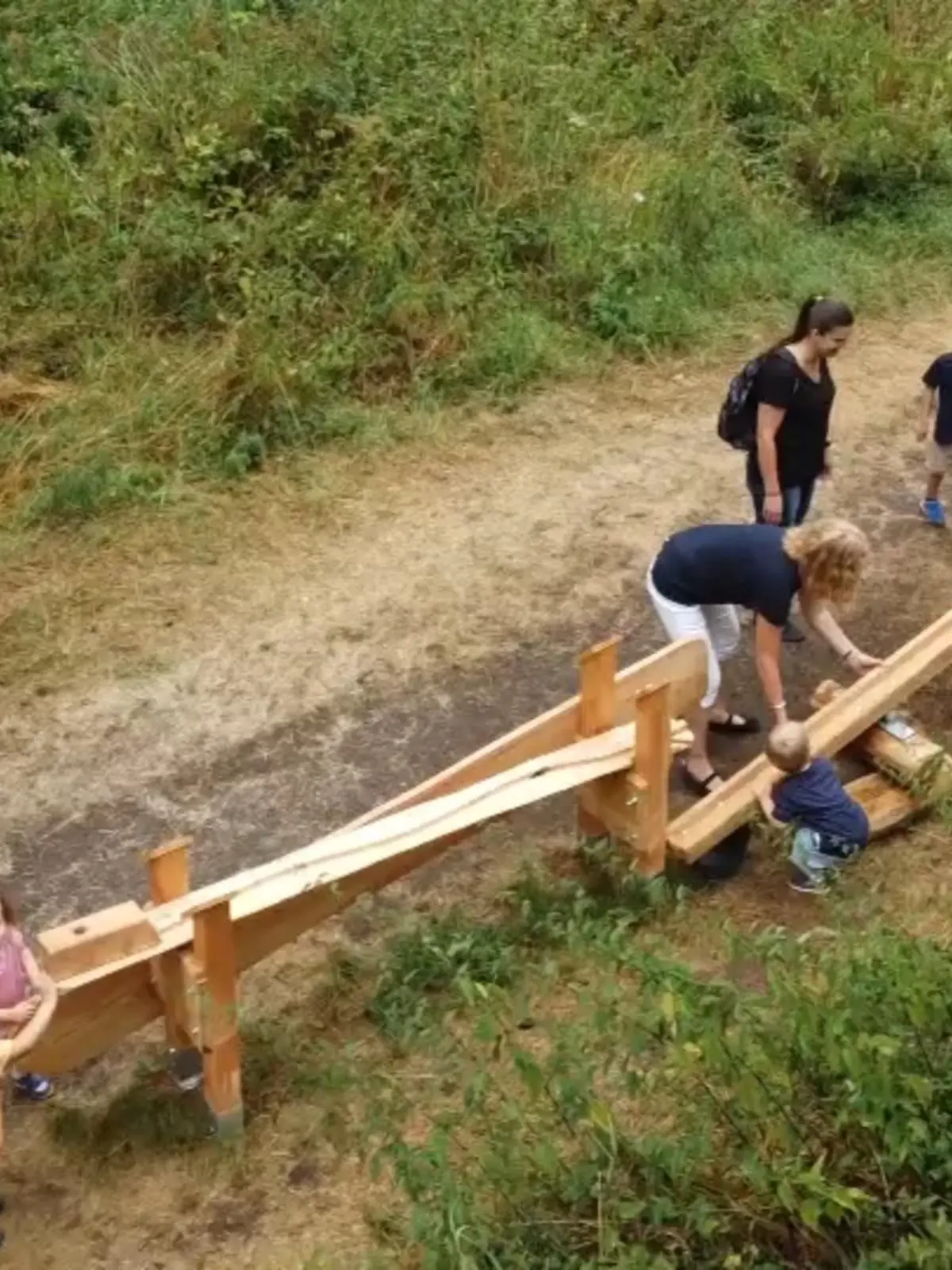 In Grünberg rollt die Kugel - und zwar bergab über eine XXL-Holzkugelbahn ins Brunnental. So ist der Gang ins Tal vor allem für die Kinder ein Riesenspaß.