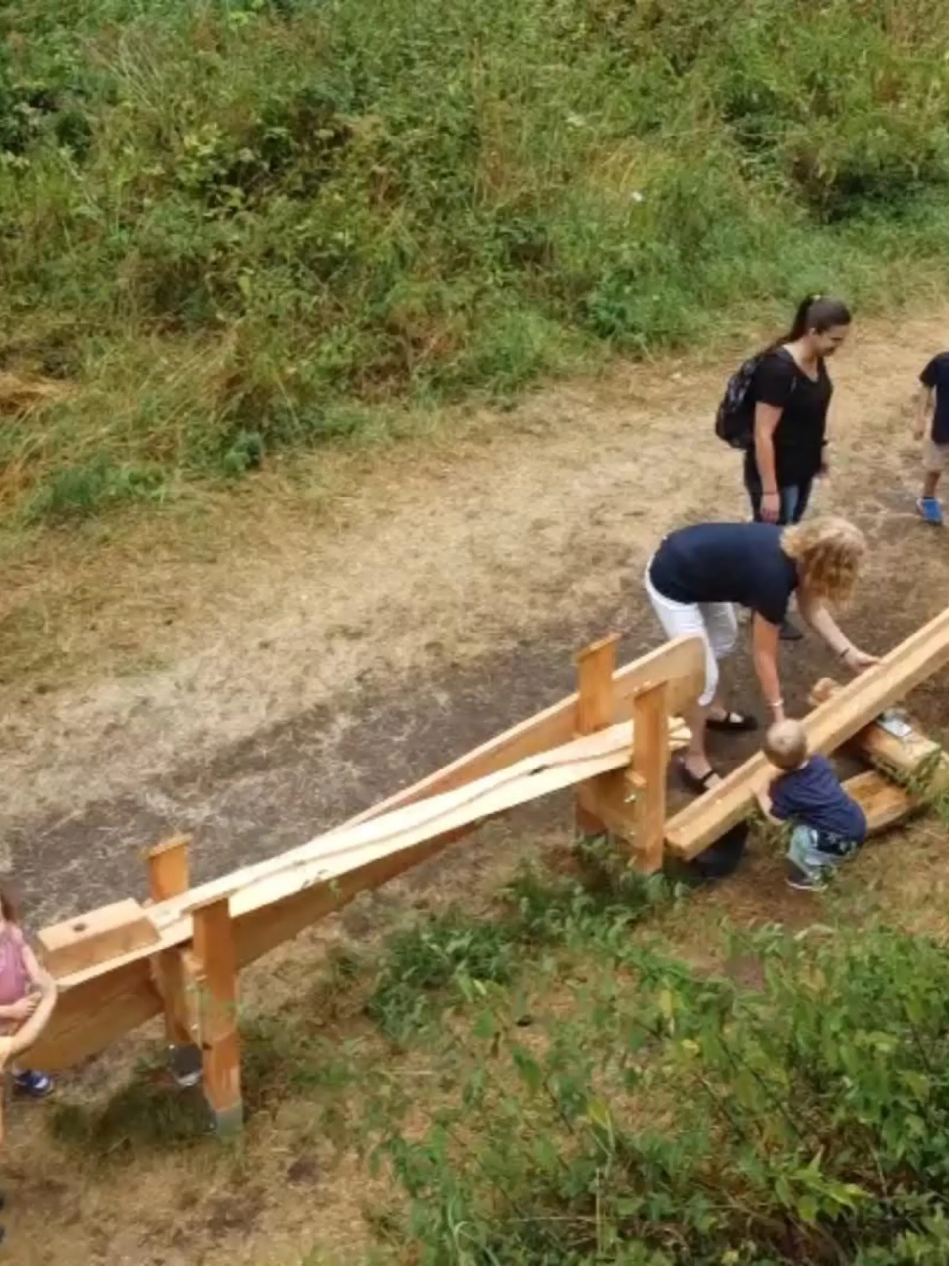 In Grünberg rollt die Kugel - und zwar bergab über eine XXL-Holzkugelbahn ins Brunnental. So ist der Gang ins Tal vor allem für die Kinder ein Riesenspaß.