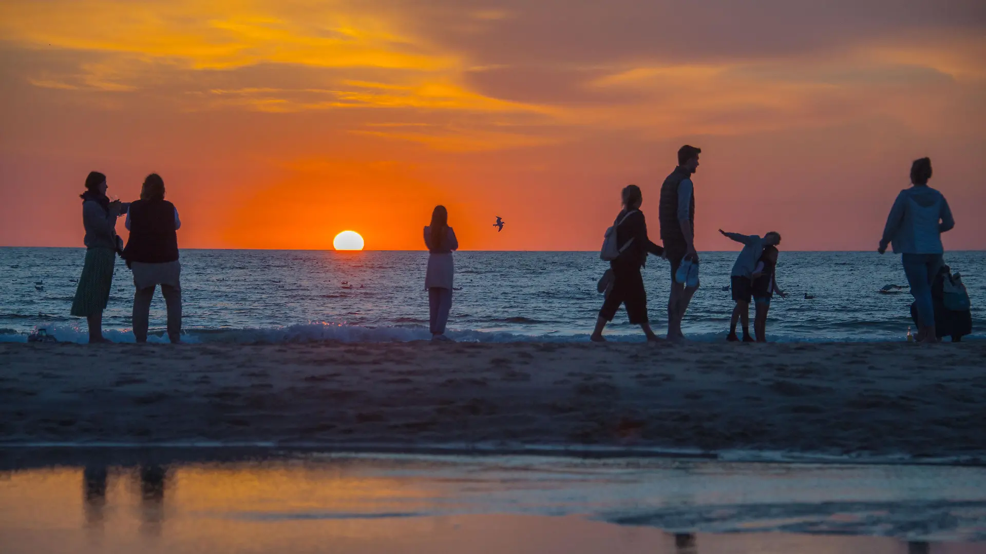 Westerland/Sylt - Schleswig-Holstein- DEUTSCHLAND: 29. Juli 2022,: Touristen fotografieren den Sonnenuntergang am Brandenburger Strand in Westerland/Sylt., Nordfriesische Insel, Nordfriesland, Foto Bernd Kammerer