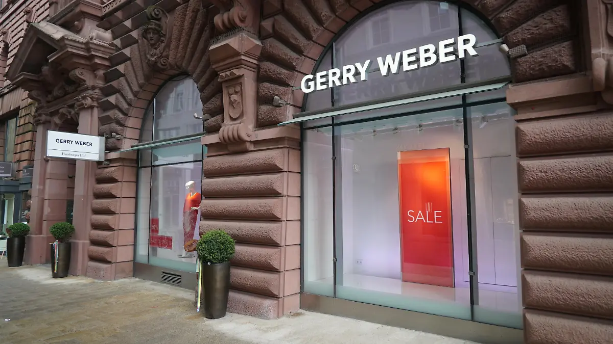 Die Modekette Gerry Weber schließt bundesweit ca. 2/3 der eigenen Filialen, um sich zu sanieren. Die betroffenen Filialen sollen bis Ende September geschlossen werden.
Die Bilder zeigen die Filiale am Hamburger Jungfernstieg.