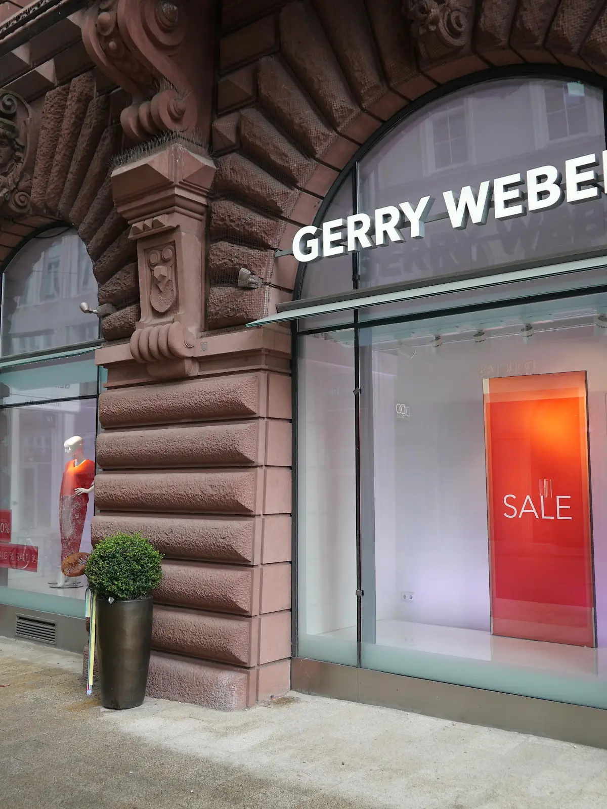 Die Modekette Gerry Weber schließt bundesweit ca. 2/3 der eigenen Filialen, um sich zu sanieren. Die betroffenen Filialen sollen bis Ende September geschlossen werden.

Die Bilder zeigen die Filiale am Hamburger Jungfernstieg.