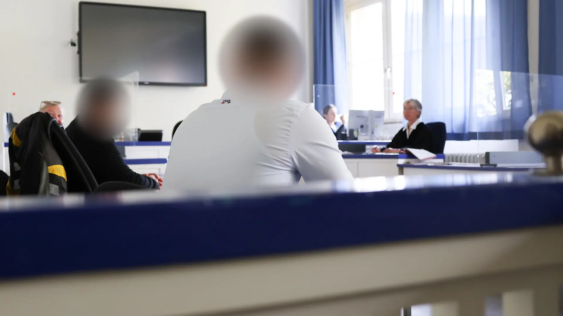 16.08.2022, Hamburg: Die zwei Angeklagten und weitere Prozessbeteiligte sind zu Beginn des Prozesses vor dem Amtsgericht Harburg im Gerichtssaal zu sehen. Im Prozess um ein tödliches Autorennen über die Hamburger Köhlbrandbrücke will das Amtsgericht Harburg am Dienstag sein Urteil verkünden. Foto: Christian Charisius/dpa Pool/dpa +++ dpa-Bildfunk +++