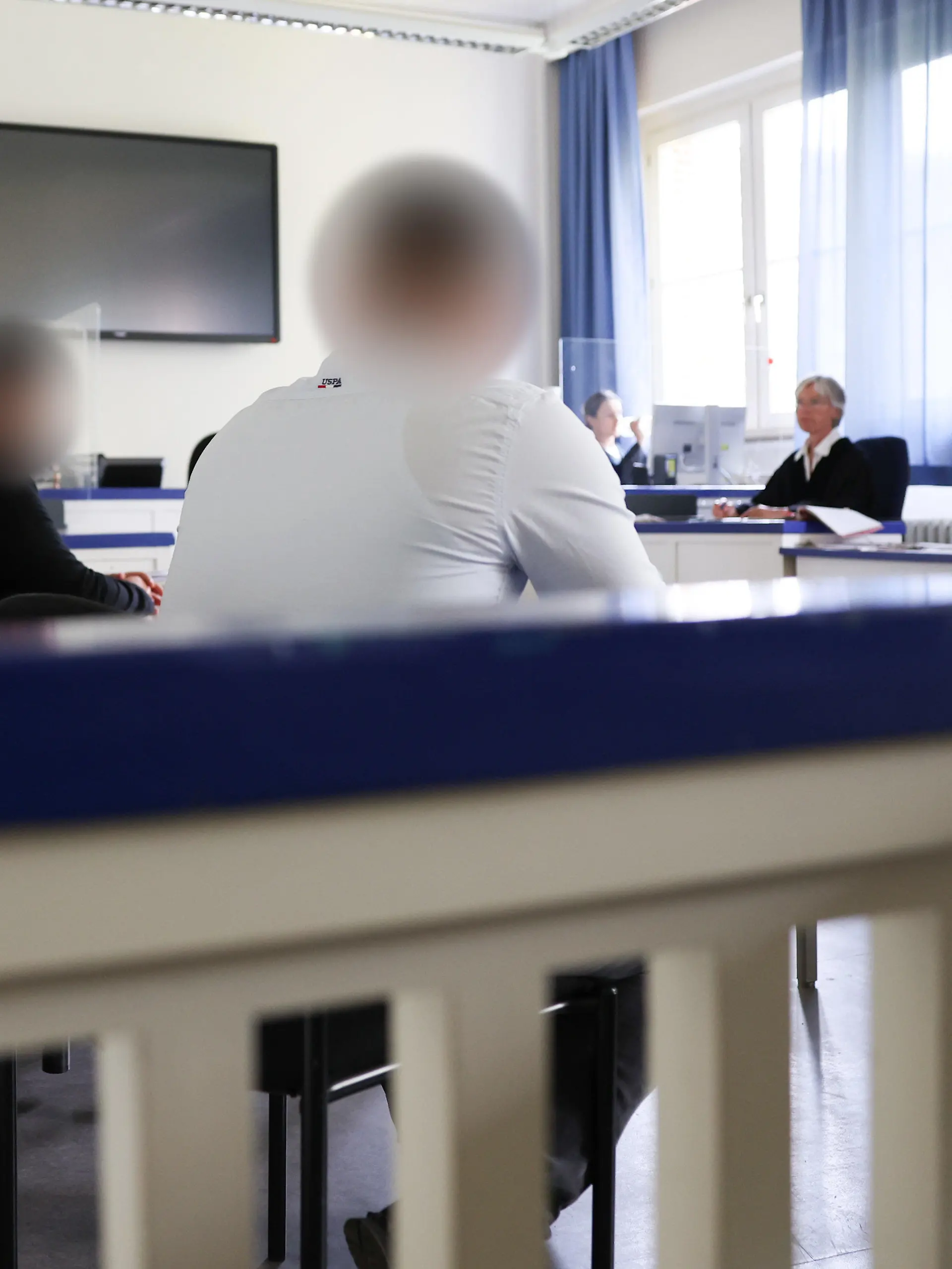 16.08.2022, Hamburg: Die zwei Angeklagten und weitere Prozessbeteiligte sind zu Beginn des Prozesses vor dem Amtsgericht Harburg im Gerichtssaal zu sehen. Im Prozess um ein tödliches Autorennen über die Hamburger Köhlbrandbrücke will das Amtsgericht Harburg am Dienstag sein Urteil verkünden. Foto: Christian Charisius/dpa Pool/dpa +++ dpa-Bildfunk +++