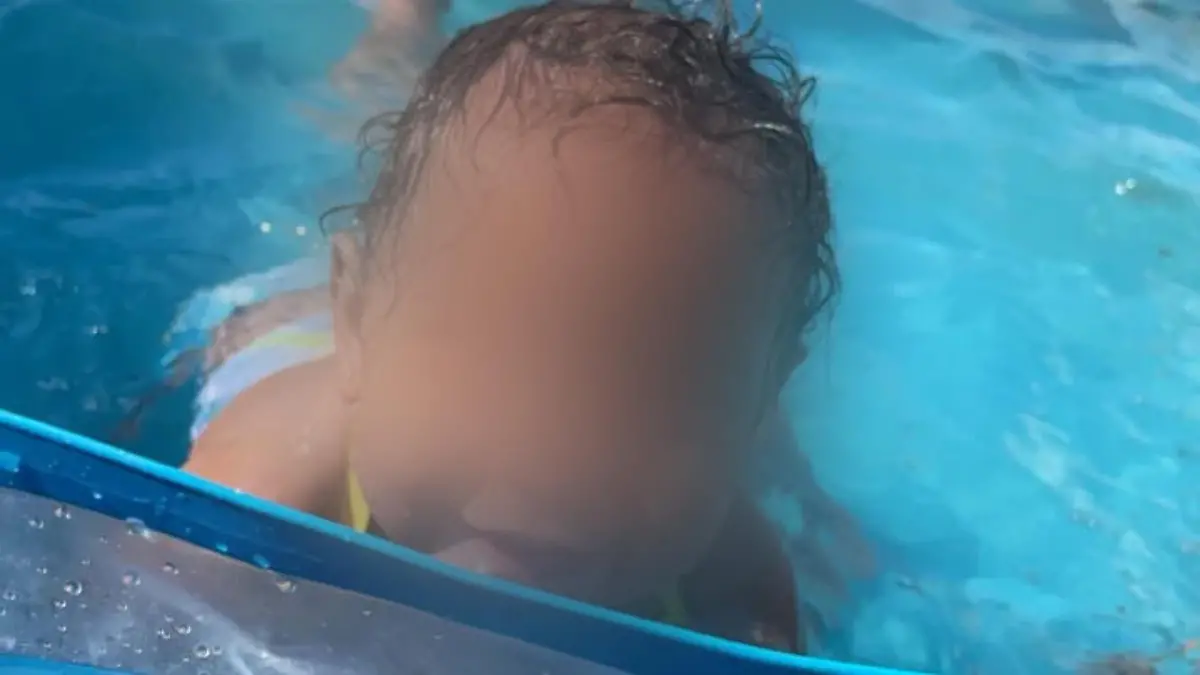 Weil ein Hund sie hineinschubst, ertrinkt die einjährige Nevaeh im Kinderschwimmbecken in Louisiana.