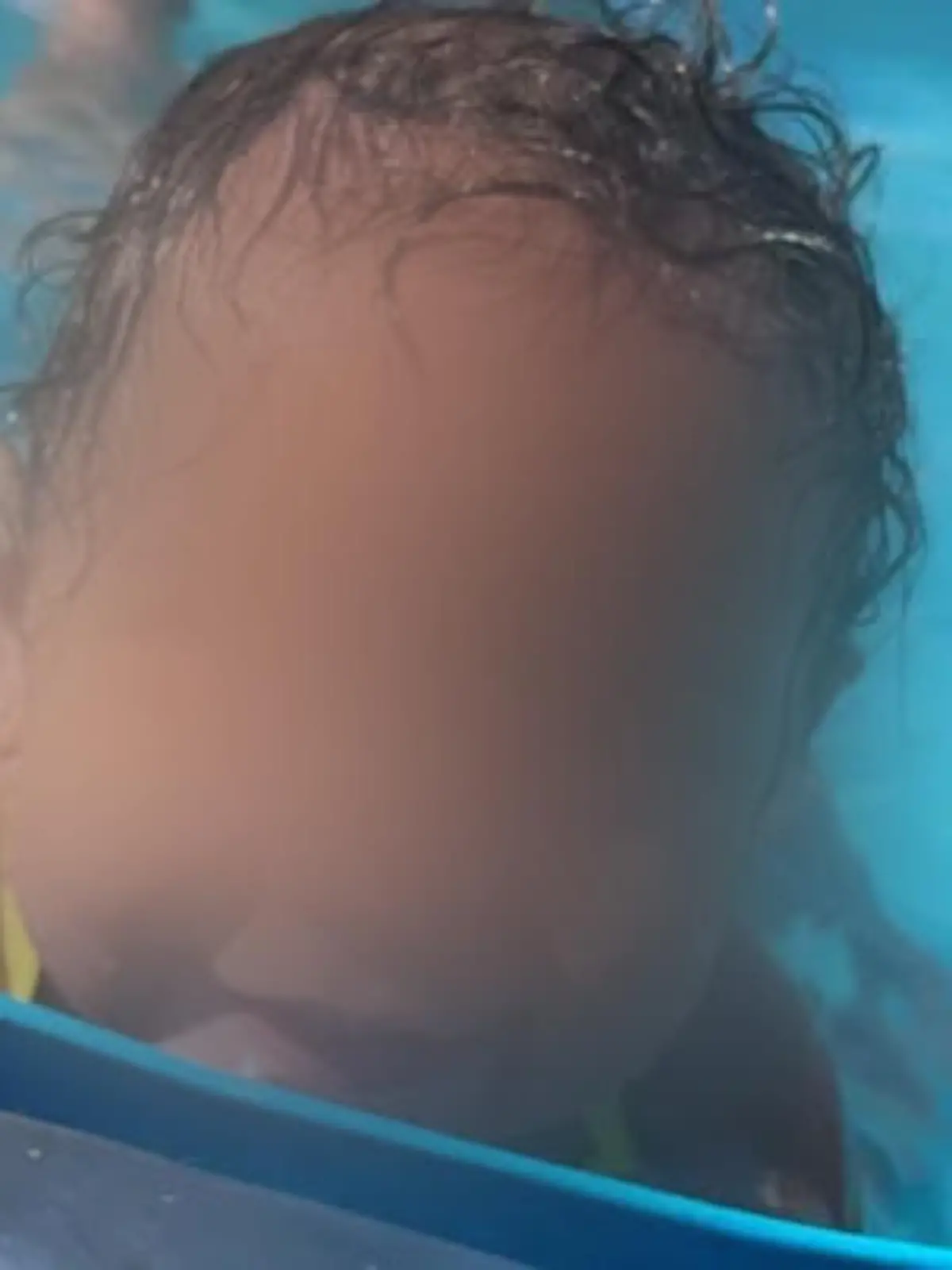Weil ein Hund sie hineinschubst, ertrinkt die einjährige Nevaeh im Kinderschwimmbecken in Louisiana.