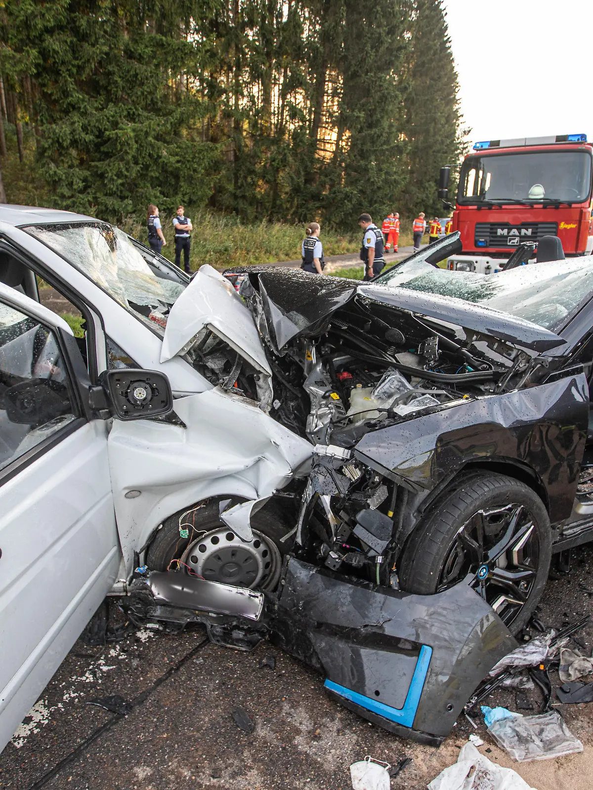 15.08.2022, Baden-Württemberg, Römerstein: Rettungskräfte stehen an zerstörten Fahrzeugen.  Bei einem schweren Verkehrsunfall auf der B28 bei Römerstein (Landkreis Reutlingen) ist nach Polizeiangaben mindestens ein Mensch ums Leben gekommen. Mehrere Personen seien bei dem Unfall am Montag in der Nähe der Ortschaft Zainingen schwer verletzt worden. Foto: Simon Adomat/VMD-Images/dpa +++ dpa-Bildfunk +++