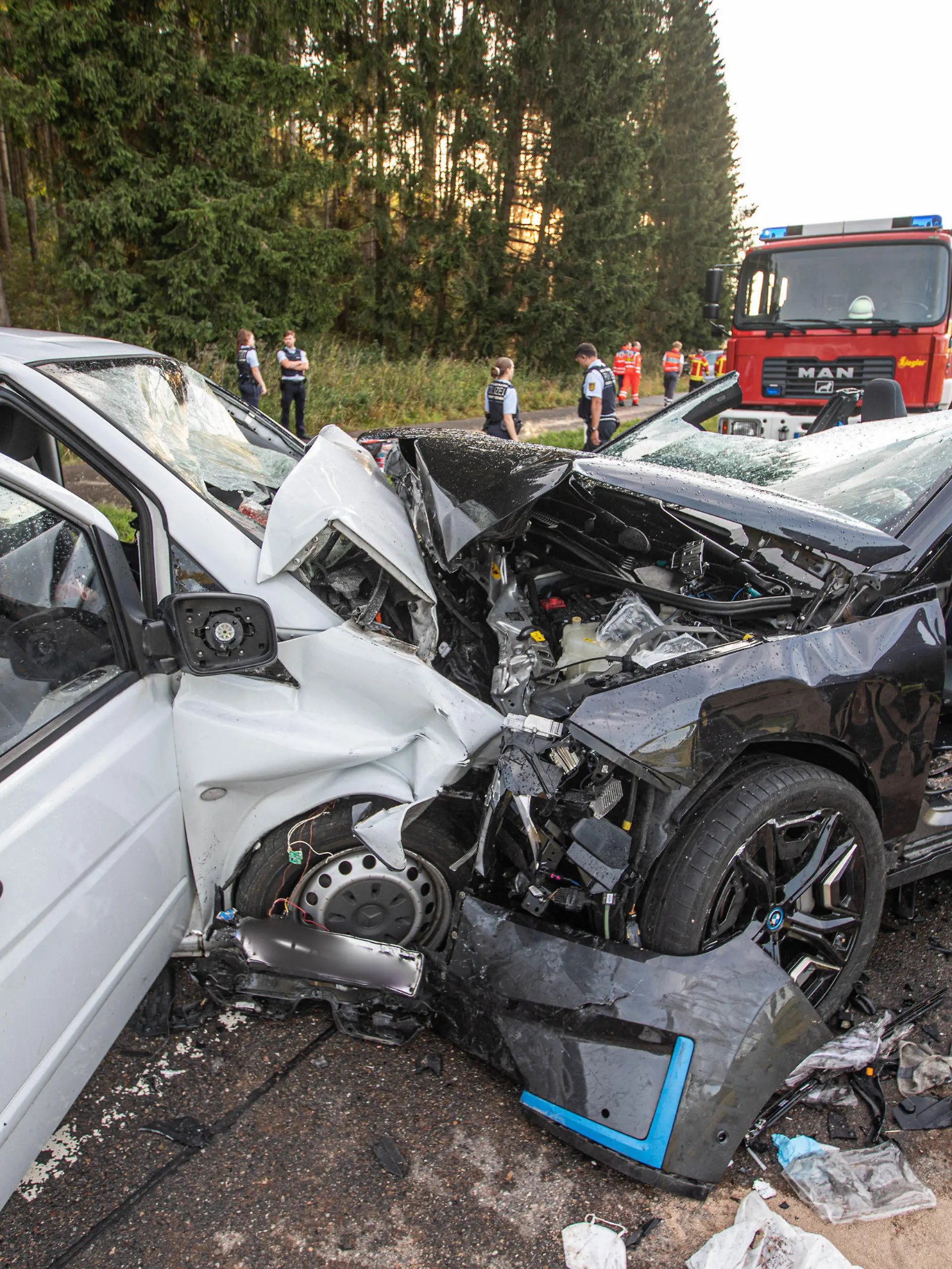 15.08.2022, Baden-Württemberg, Römerstein: Rettungskräfte stehen an zerstörten Fahrzeugen.  Bei einem schweren Verkehrsunfall auf der B28 bei Römerstein (Landkreis Reutlingen) ist nach Polizeiangaben mindestens ein Mensch ums Leben gekommen. Mehrere Personen seien bei dem Unfall am Montag in der Nähe der Ortschaft Zainingen schwer verletzt worden. Foto: Simon Adomat/VMD-Images/dpa +++ dpa-Bildfunk +++