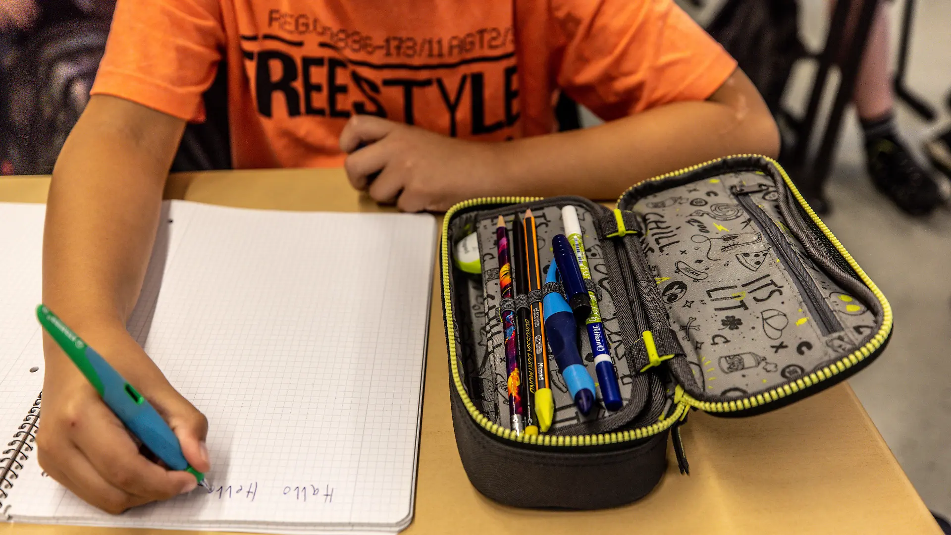 10.08.2022, Nordrhein-Westfalen, Dortmund: Ein Schüler der 6. Klasse schreibt in ein Heft an der Theodor Heuss-Realschule am ersten Schultag nach den Sommerferien. Mit weniger strengen Corona-Regeln hat für rund 2,5 Millionen Schülerinnen und Schüler in Nordrhein-Westfalen am Mittwoch wieder der Unterricht begonnen. Das neue Schuljahr 2022/23 ist das vierte unter Pandemiebedingungen. Anders als noch im vergangenen Schuljahr gilt an den rund 5500 Schulen aber keine Maskenpflicht mehr. (zu dpa "Schulstart in NRW mit weniger strengen Corona-Regeln") Foto: Dieter Menne/dpa +++ dpa-Bildfunk +++