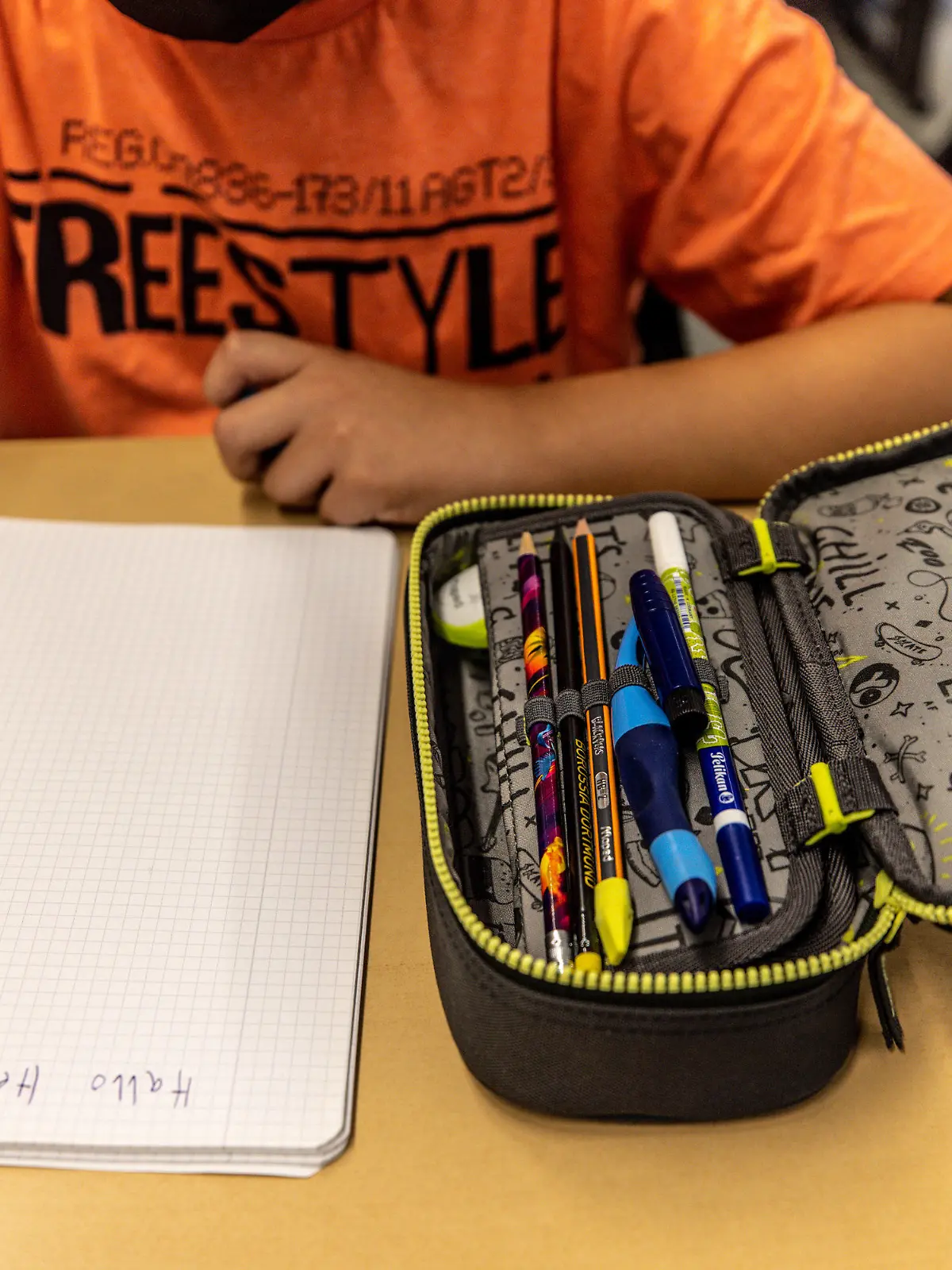 10.08.2022, Nordrhein-Westfalen, Dortmund: Ein Schüler der 6. Klasse schreibt in ein Heft an der Theodor Heuss-Realschule am ersten Schultag nach den Sommerferien. Mit weniger strengen Corona-Regeln hat für rund 2,5 Millionen Schülerinnen und Schüler in Nordrhein-Westfalen am Mittwoch wieder der Unterricht begonnen. Das neue Schuljahr 2022/23 ist das vierte unter Pandemiebedingungen. Anders als noch im vergangenen Schuljahr gilt an den rund 5500 Schulen aber keine Maskenpflicht mehr. (zu dpa "Schulstart in NRW mit weniger strengen Corona-Regeln") Foto: Dieter Menne/dpa +++ dpa-Bildfunk +++