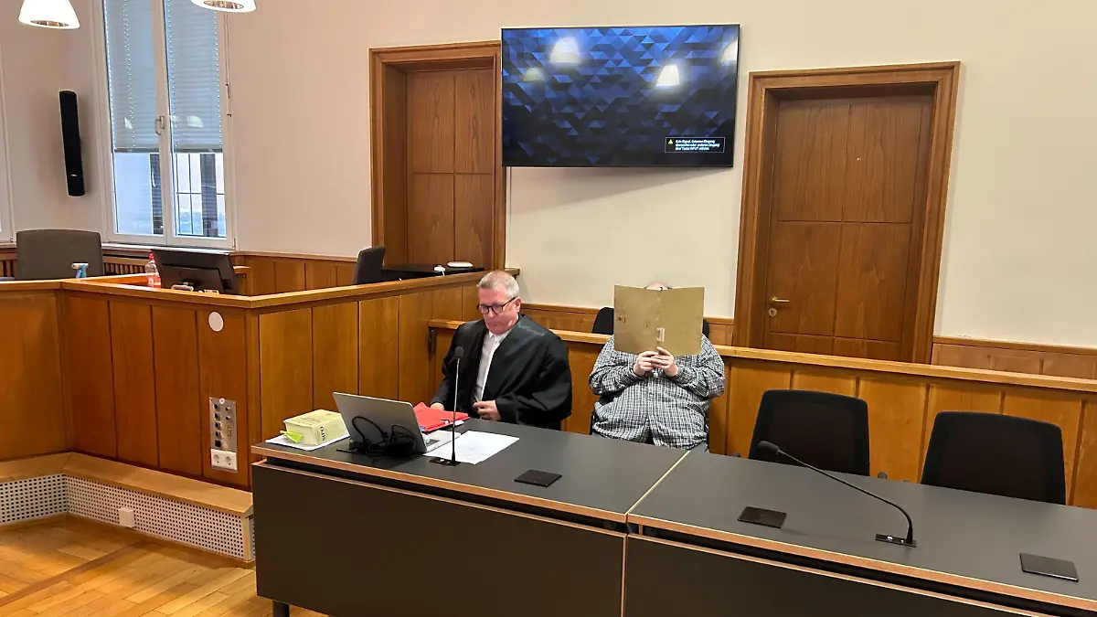 Der Angeklagte im Gerichtssaal, der Prozess findet unter Ausschluss der Öffentlichkeit an.