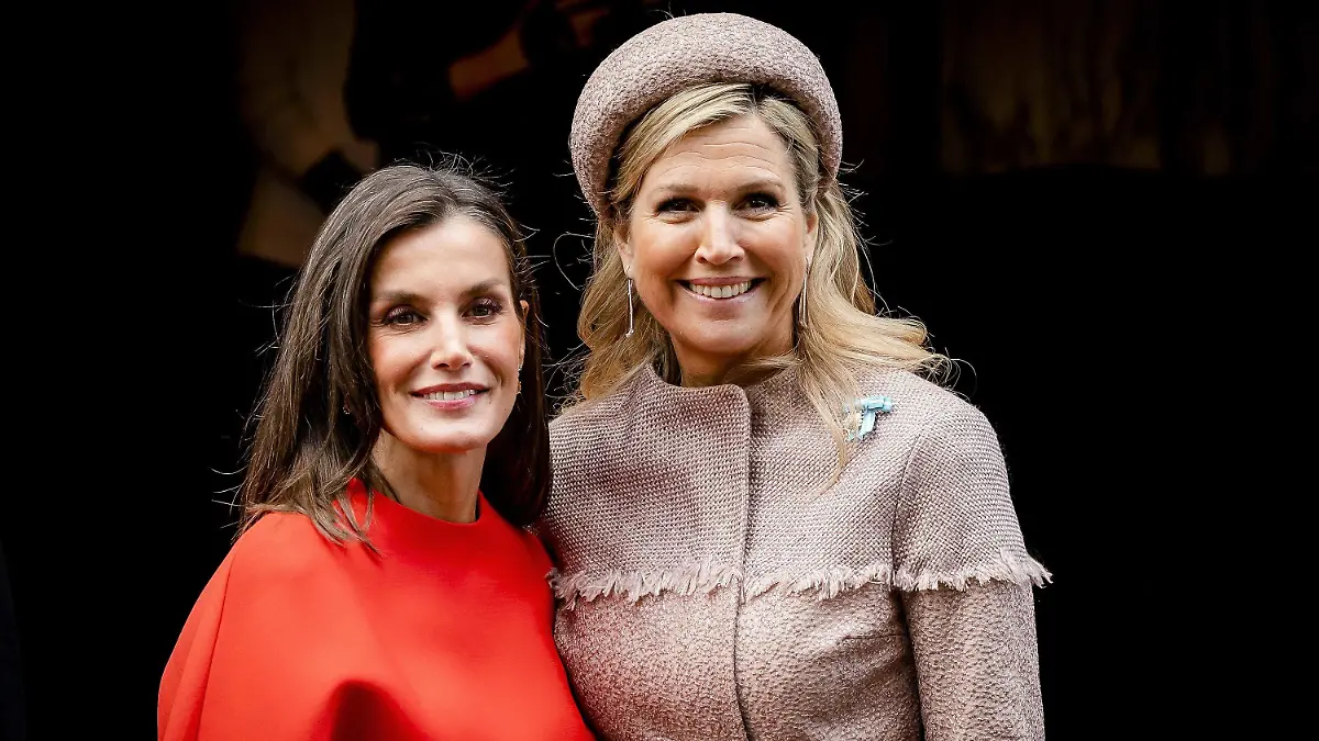 18.04.2024, Niederlande, Amsterdam: Spaniens Königin Letizia (l) und Königin Maxima von den Niederlanden stehen am Rande des Staatsbesuchs des spanischen Königspaares in den Niederlanden zusammen im Königlichen Theater Tuschinski, wo sie an der Feier zum zehnten Jahrestag des Amsterdamer Spanischen Filmfestivals teilnehmen. Foto: Remko De Waal/ANP/dpa +++ dpa-Bildfunk +++
