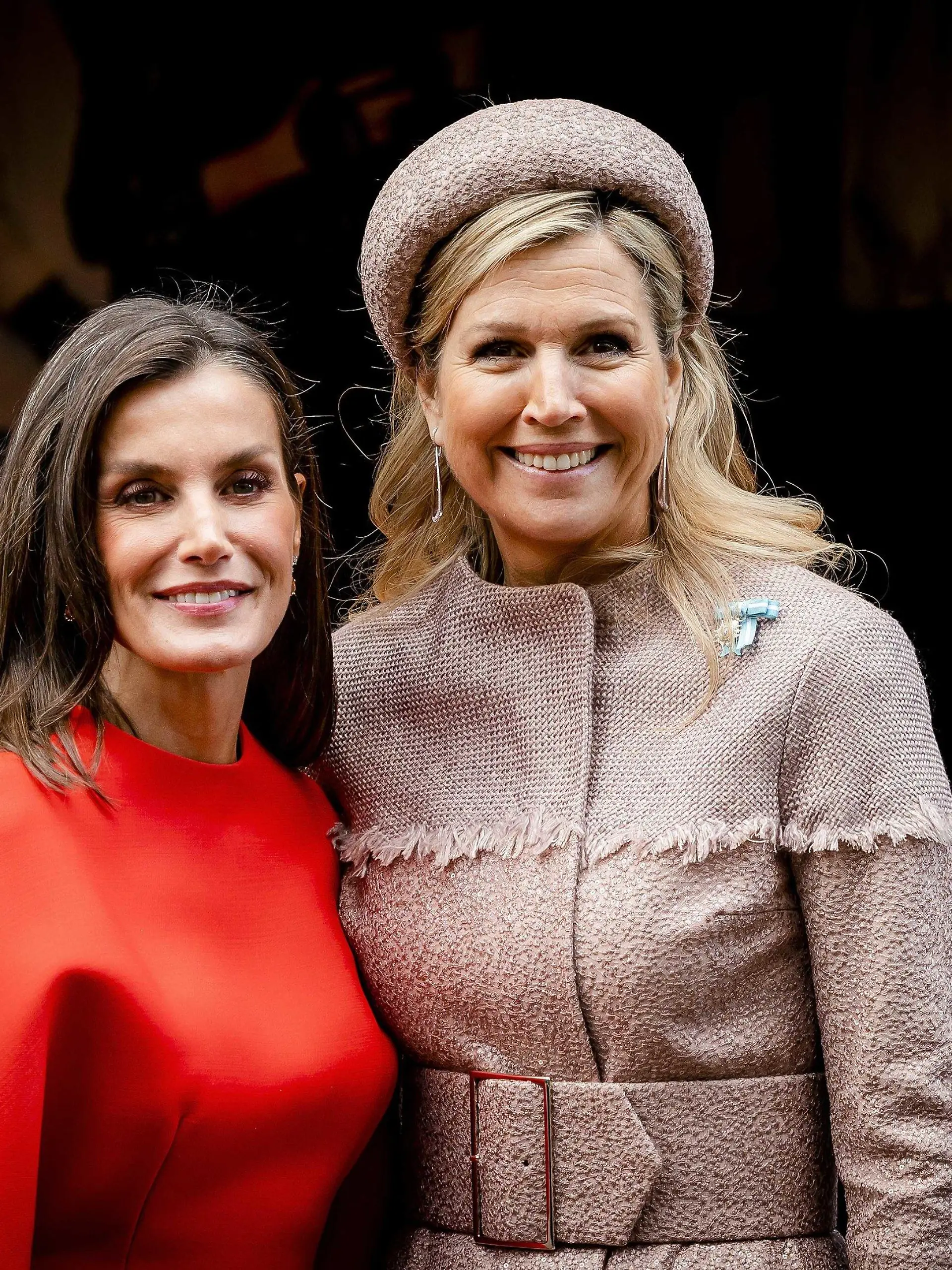 18.04.2024, Niederlande, Amsterdam: Spaniens Königin Letizia (l) und Königin Maxima von den Niederlanden stehen am Rande des Staatsbesuchs des spanischen Königspaares in den Niederlanden zusammen im Königlichen Theater Tuschinski, wo sie an der Feier zum zehnten Jahrestag des Amsterdamer Spanischen Filmfestivals teilnehmen. Foto: Remko De Waal/ANP/dpa +++ dpa-Bildfunk +++