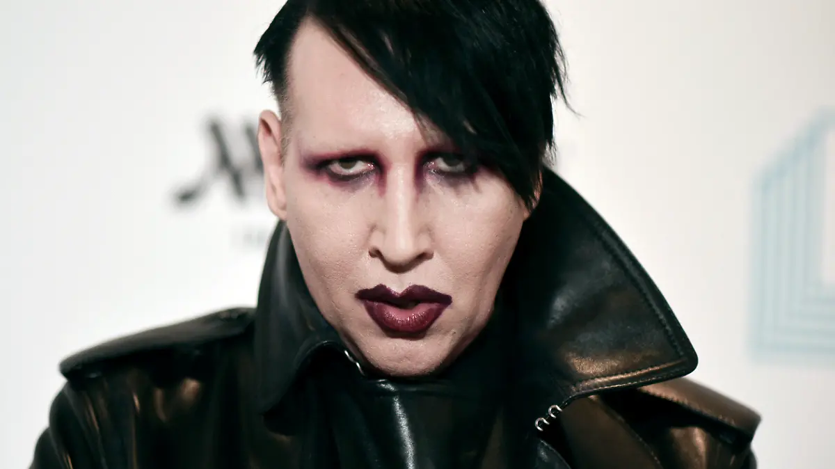 ARCHIV - 11.12.2019, USA, Los Angeles: Sänger Marilyn Manson besucht das 9. jährliche "Home for the Holidays"-Benefizkonzert. Nach Vorwürfen mehrerer Frauen wegen sexueller Gewalt hat die Polizei in Los Angeles das Haus des umstrittenen US-Rockers durchsucht. (zu dpa "Polizei: Marilyn Mansons Haus nach Gewaltvorwürfen durchsucht") Foto: Richard Shotwell/Invision via AP/dpa +++ dpa-Bildfunk +++