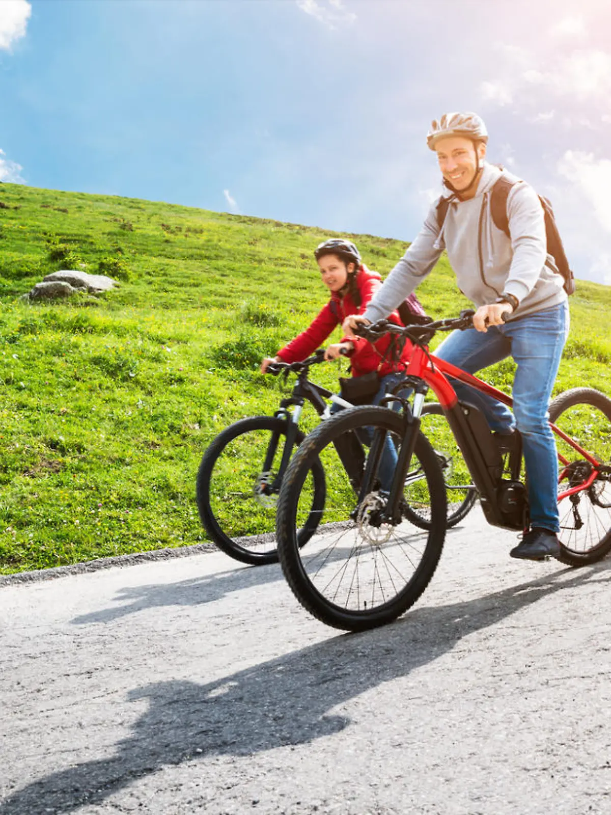 Familie unterwegs mit Fahrradanhänger