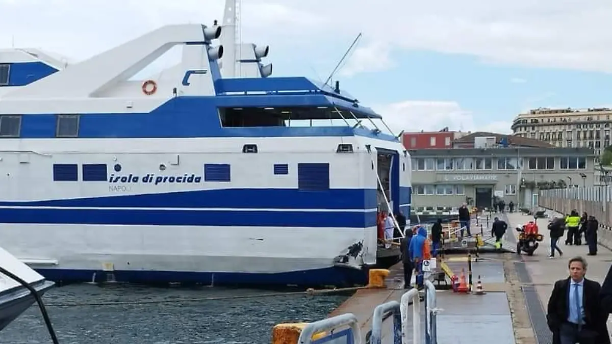 Fähre rammt Anleger in Neapel