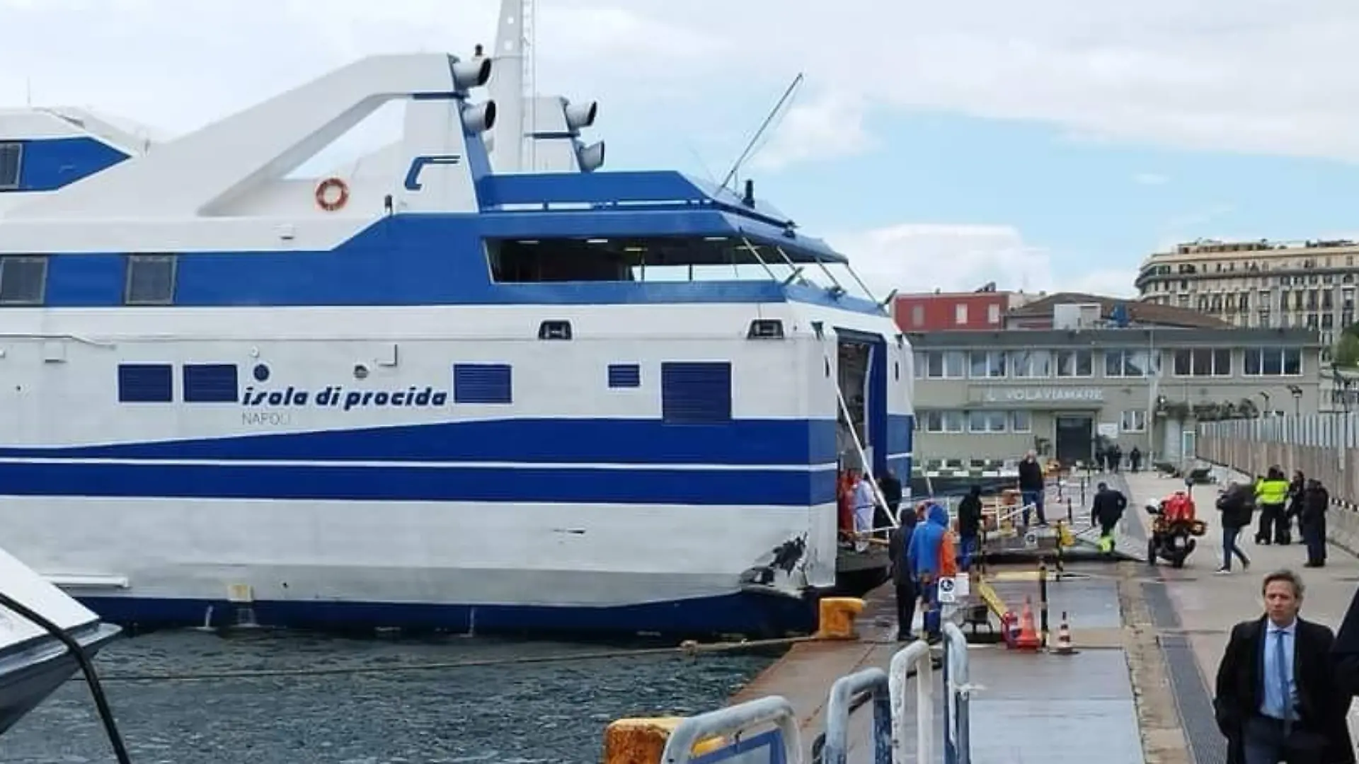 Fähre rammt Anleger in Neapel