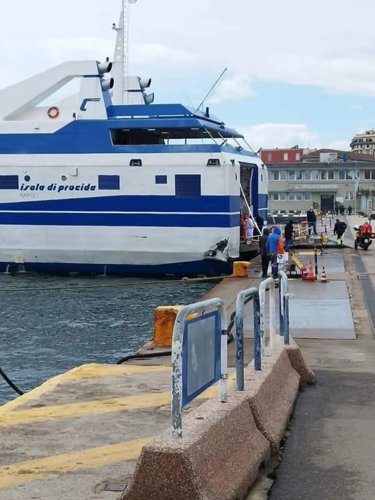 Fähre rammt Anleger in Neapel