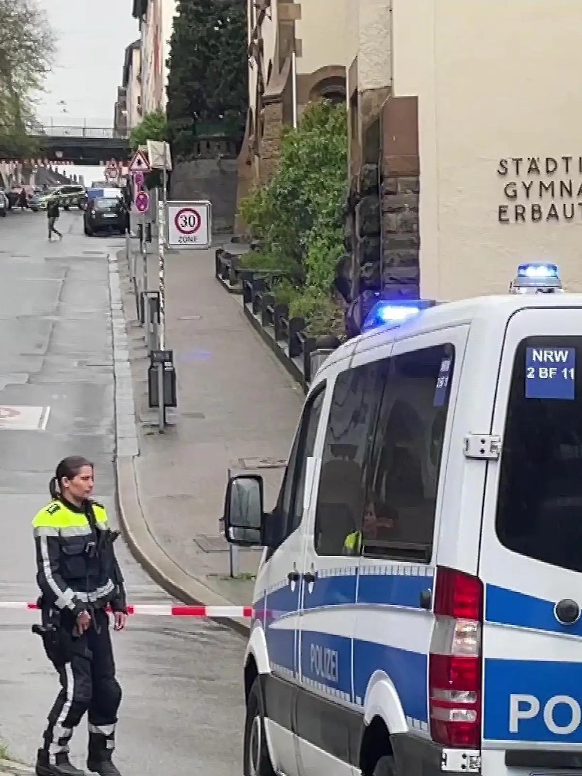 Die Polizei hat das Gymnasium und den Bereich um die Sedanstraße umstellt.