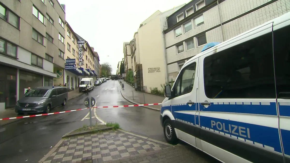 Die Polizei hat das Gymnasium und den Bereich um die Sedanstraße umstellt.