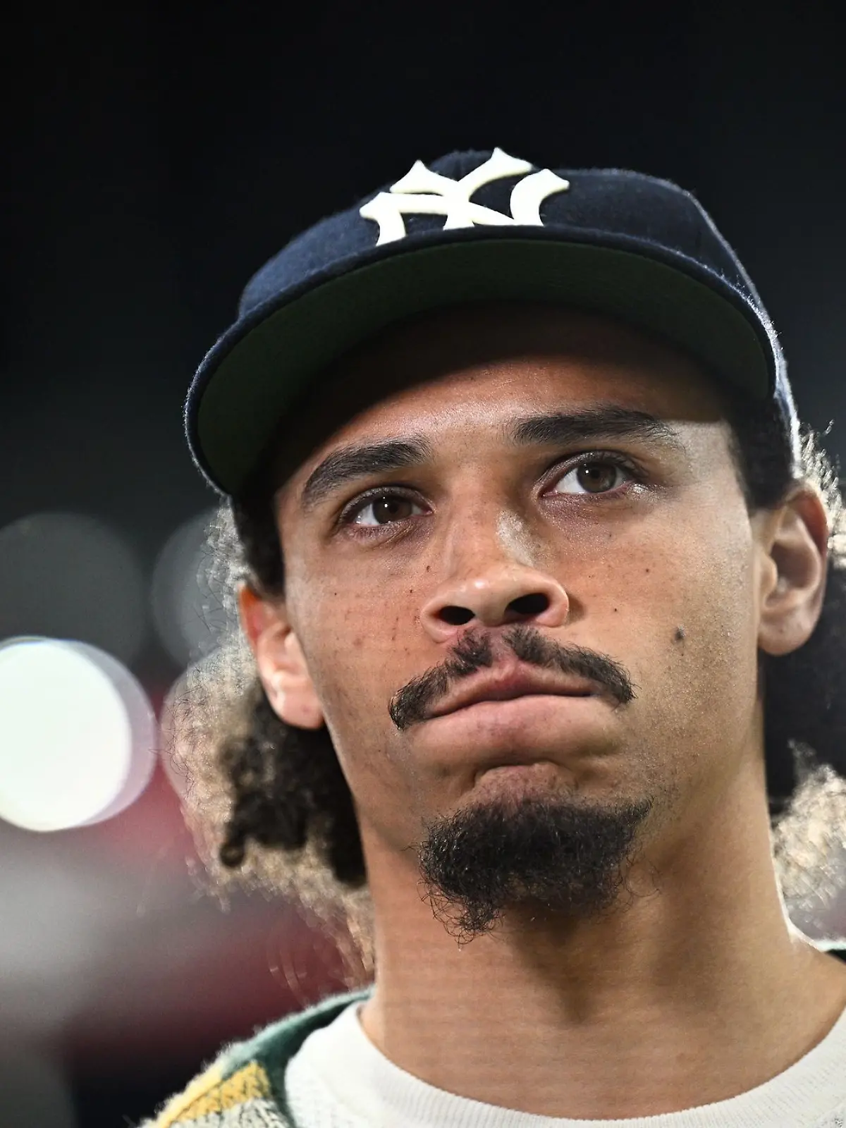 Leroy Sané steht vor dem Spiel während eines Interviews am Spielfeldrand.
