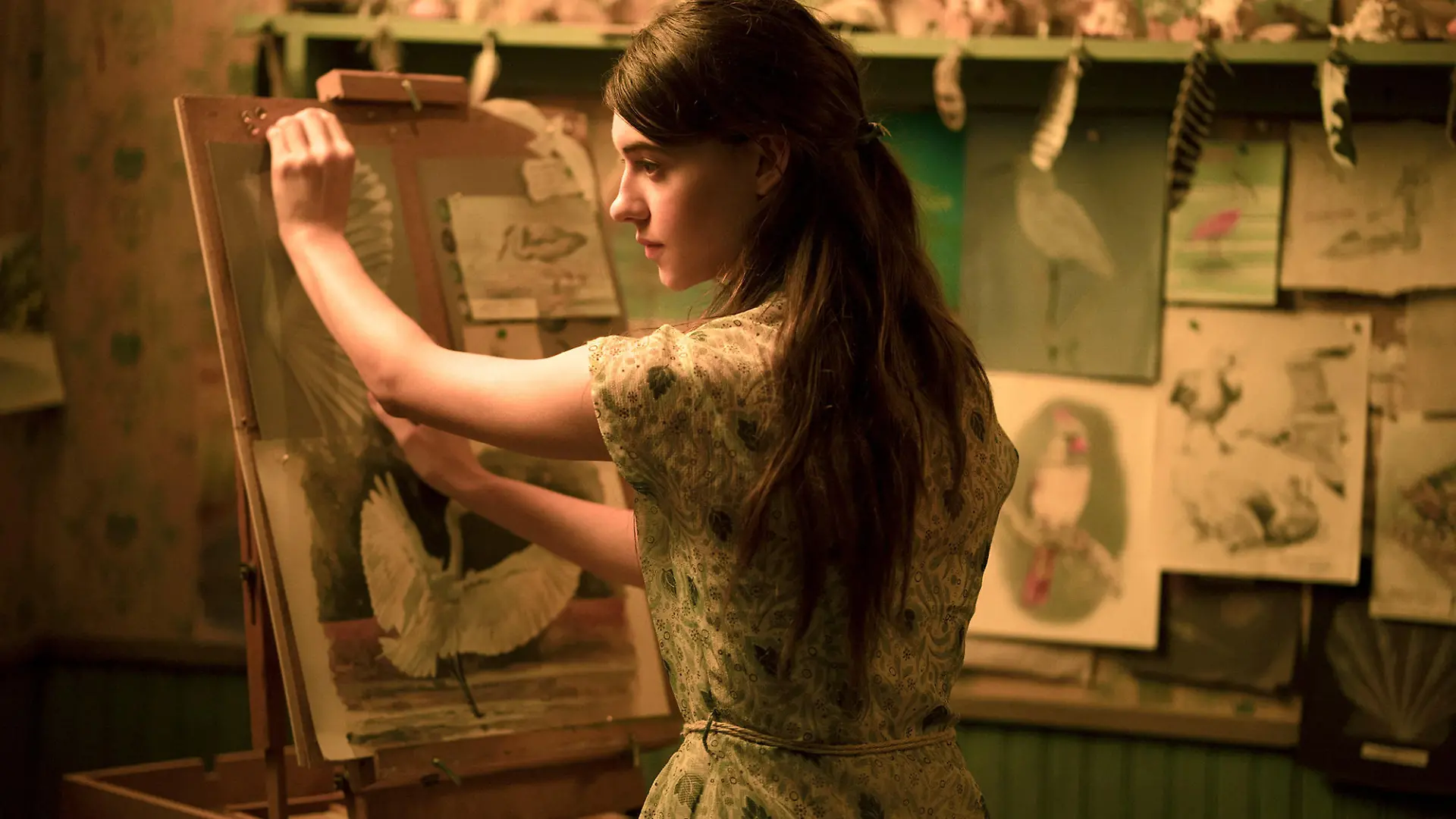 Daisy Edgar-Jones als Kya in dem Film "Der Gesang der Flusskrebse", der am Donnerstag (18.08.2022) in die Kinos kommt. Ein kleines Maedchen wird von ihrer Familie zurueckgelassen und lebt fortan als Aussenseiterin in den Marsch- und Sumpflandschaften von North Carolina, wo sie sich als stolze Ueberlebenskuenstlerin in der Natur behauptet. Als jedoch ein junger Mann tot im Sumpfland liegt, wird die als "Marschmaedchen" bekannte Kya des Mordes angeklagt. (Siehe epd-Filmkritik vom 16.08.2022)
ACHTUNG: VEROEFFENTLICHUNG DES FOTOS NUR IM ZUSAMMENHANG MIT BERICHTERSTATTUNG UEBER DEN FILM SECHS WOCHEN NACH START DES FILMS GESTATTET!