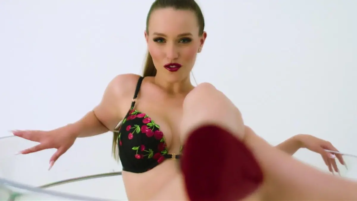 Laura Müllers erstes Musikvideo wird zerrissen "Nichts erwartet und doch enttäuscht!"