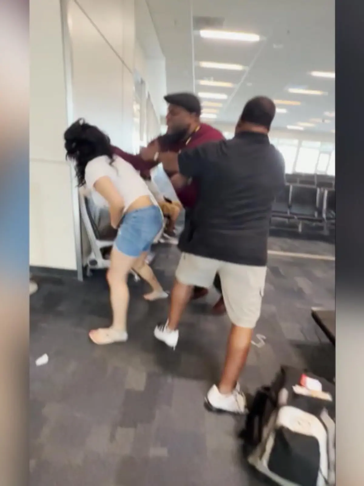 Sie schreien sich an, sie beleidigen sich und dann prügeln sie auch noch aufeinander ein. Eine Passagierin ohrfeigt einen Mitarbeiter der „Spirit Airlines“ – danach schlägt er ihr auf den Rücken. Am Flughafen in Nordtexas eskaliert die Situation zwischen den beiden komplett, wie das Video zeigt.
