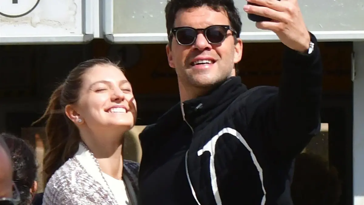 SONDERKONDITIONEN: MINDESTHONORAR: BGUK_2894283 - Venice, ITALY - *EXCLUSIVE* - - 47-year old, Former Midfield Maestro and German footballer Michael Ballack with his girlfriend Sophia Schneiderhan, 24 years her senior are spotted on their romantic break in Venice.
Ballack who is among the top goal scorers in the history of the Germany national team is seen out for sightseeing stroll in beautiful historic surroundings and taking a few selfie snaps together during their Italian getaway.
Pictured: Michael Ballack - Sophia Schneiderhan
BACKGRID UK 17 APRIL 2024
BYLINE MUST READ: Cobra Team / BACKGRID