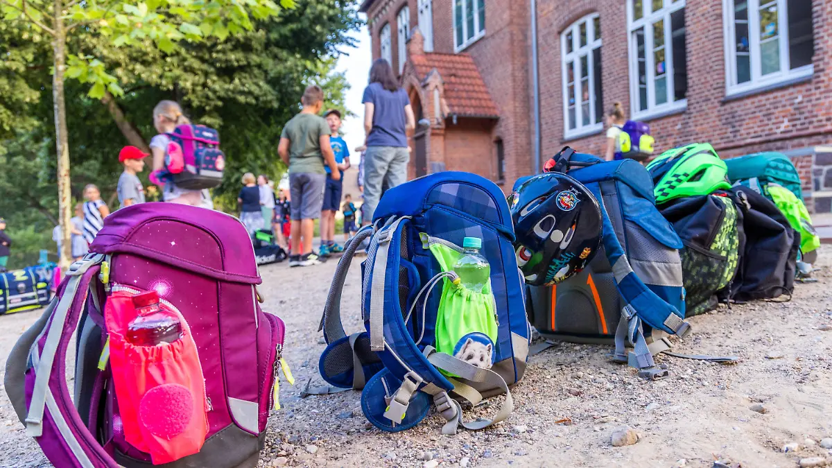15.08.2022, Mecklenburg-Vorpommern, Grevesmühlen: Schulranzen stehen vor dem Beginn des ersten Schultags nach den Sommerferien auf dem Schulhof der Ernst-Reuter-Schule. In Mecklenburg-Vorpommern geht für rund 160.200 Schülerinnen und Schüler die Schule wieder los. Erstmals seit Langem startet die Schule - trotz der fortwährenden Corona-Pandemie - ohne zusätzliche Schutzmaßnahmen wie Masken- oder Testpflicht. Foto: Jens Büttner/dpa +++ dpa-Bildfunk +++