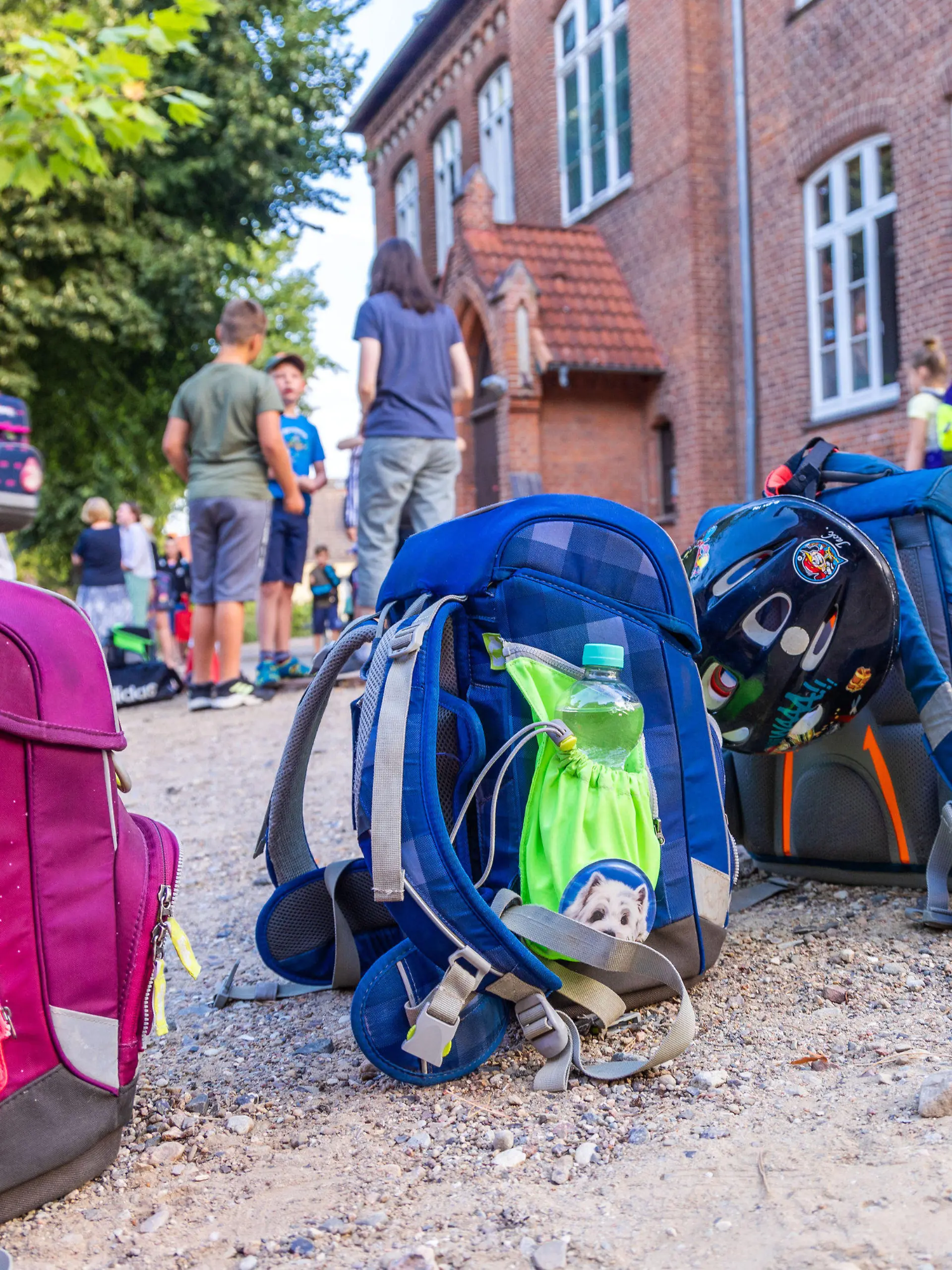 15.08.2022, Mecklenburg-Vorpommern, Grevesmühlen: Schulranzen stehen vor dem Beginn des ersten Schultags nach den Sommerferien auf dem Schulhof der Ernst-Reuter-Schule. In Mecklenburg-Vorpommern geht für rund 160.200 Schülerinnen und Schüler die Schule wieder los. Erstmals seit Langem startet die Schule - trotz der fortwährenden Corona-Pandemie - ohne zusätzliche Schutzmaßnahmen wie Masken- oder Testpflicht. Foto: Jens Büttner/dpa +++ dpa-Bildfunk +++
