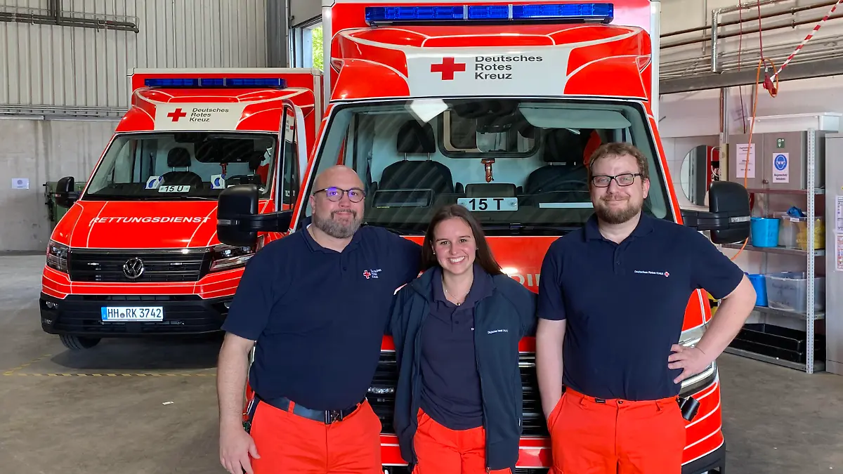 Um 13.27 Uhr legt ihr diese Besatzung des Rettungswagens das Baby in den Arm.