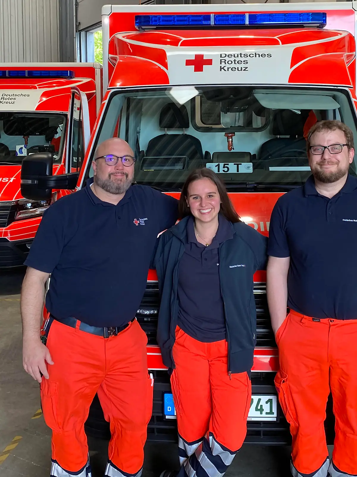 Um 13.27 Uhr legt ihr diese Besatzung des Rettungswagens das Baby in den Arm.