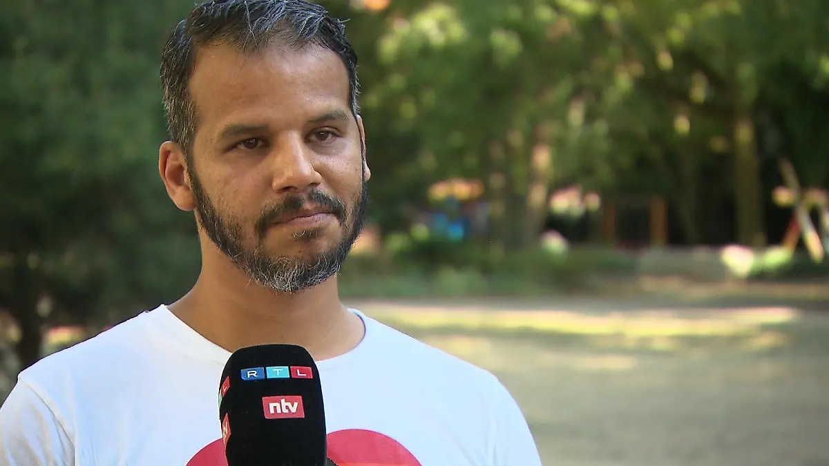 Immer ein Lächeln auf den Lippen, aber die Angst sitzt tief: Abdelkarim Bendjeriou erinnert sich im RTL-Interview an sein Leben in Algerien.