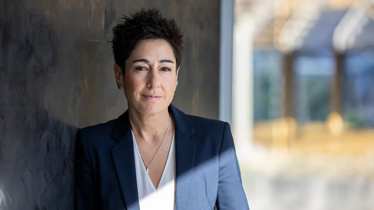 Moderatorin Dunja Hayali steht bei einem dpa-Fototermin in den Räumlichkeiten des ZDF im Mainzer Stadtteil Lerchenberg. Die Journalistin wird mit dem «Blauen-Panther»-Ehrenpreis gewürdigt.