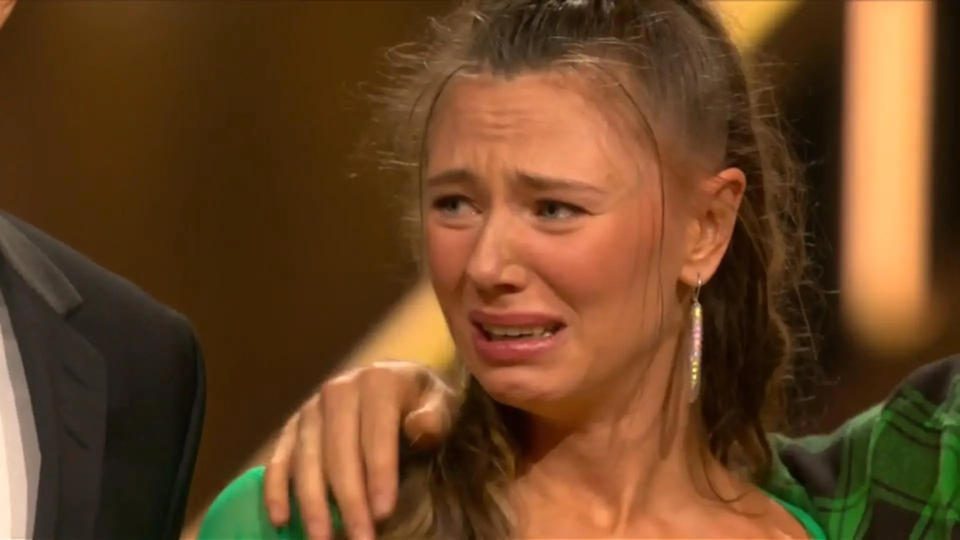 Ann-Kathrin Bendixen weint in Show 6