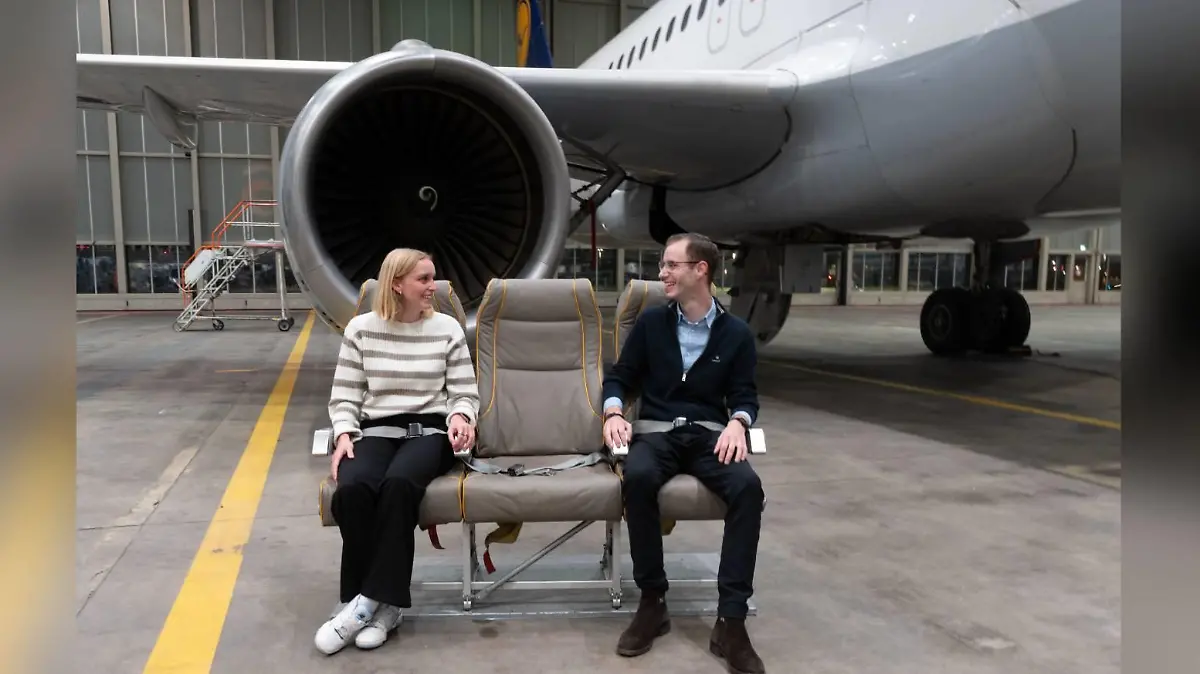 Die ausrangierten Sessel aus verschiedenen Flugzeugtypen könnten bald ins heimische Wohnzimmer ziehen.