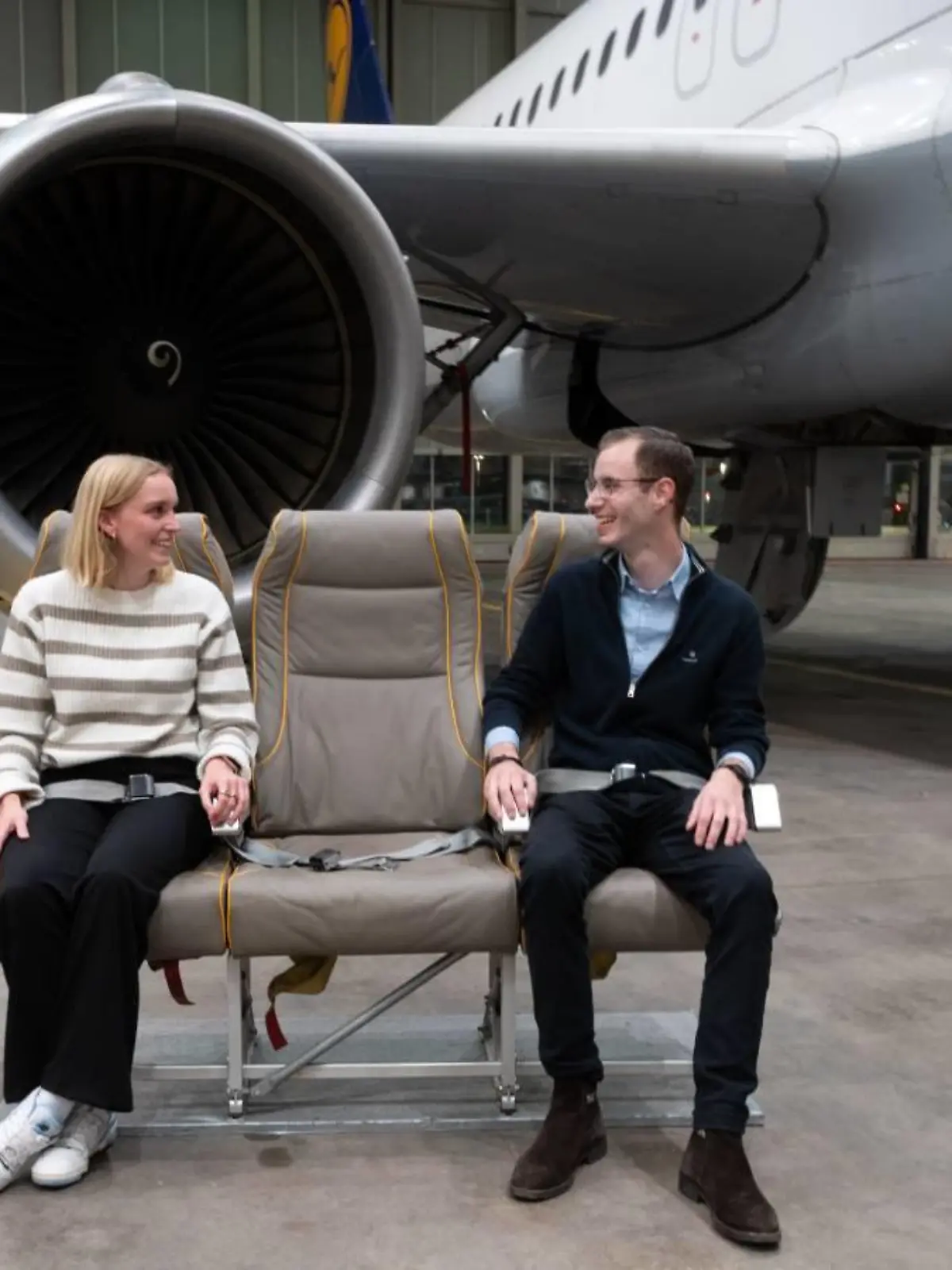Die ausrangierten Sessel aus verschiedenen Flugzeugtypen könnten bald ins heimische Wohnzimmer ziehen.